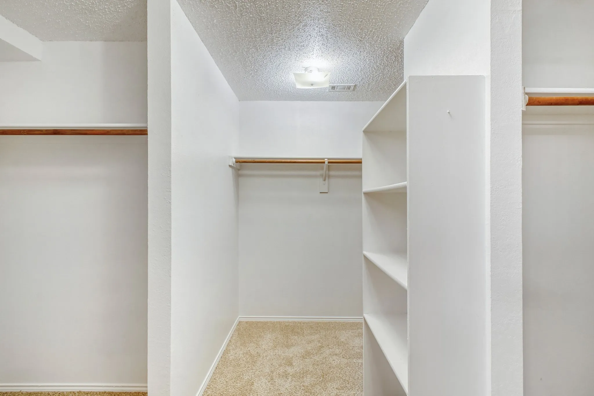 Single Family Residence For Sale in Denton County , 2112 Meadowview Drive, Corinth, Texas 76210, 4 Bedroom, 3 Bathroom, 2 Garage spaces, 3,056 Sqft, built in 1993, mls#21181551, Real Estate Agent in Corinth, Homes For Sale in Denton county, Homes For Sale in Corinth, Realtor in Corinth Texas, Real Estate Brokerage Independent Realty Texas, Luminita Cordes Realtor