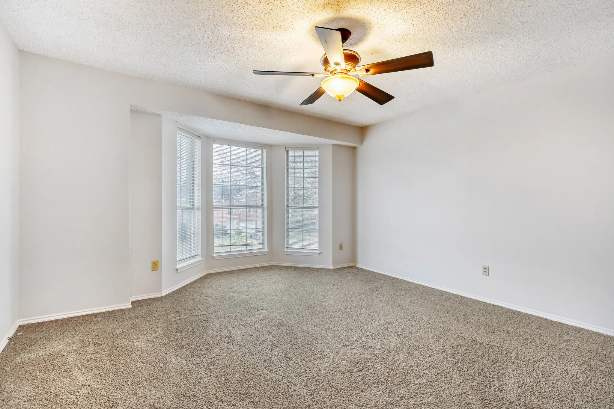 Single Family Residence For Sale in Denton County , 2112 Meadowview Drive, Corinth, Texas 76210, 4 Bedroom, 3 Bathroom, 2 Garage spaces, 3,056 Sqft, built in 1993, mls#21181551, Real Estate Agent in Corinth, Homes For Sale in Denton county, Homes For Sale in Corinth, Realtor in Corinth Texas, Real Estate Brokerage Independent Realty Texas, Luminita Cordes Realtor