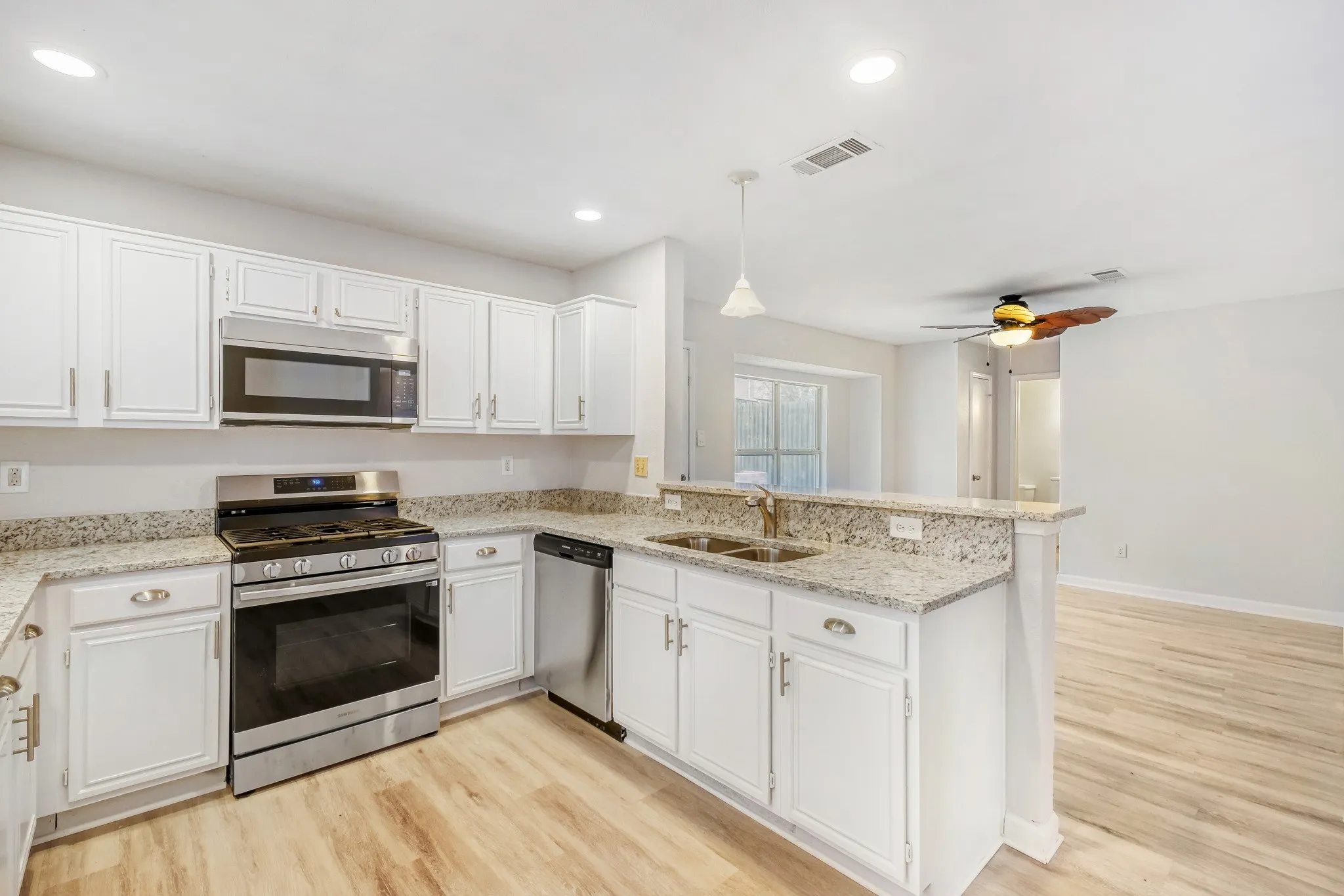 Single Family Residence For Sale in Denton County , 2112 Meadowview Drive, Corinth, Texas 76210, 4 Bedroom, 3 Bathroom, 2 Garage spaces, 3,056 Sqft, built in 1993, mls#21181551, Real Estate Agent in Corinth, Homes For Sale in Denton county, Homes For Sale in Corinth, Realtor in Corinth Texas, Real Estate Brokerage Independent Realty Texas, Luminita Cordes Realtor