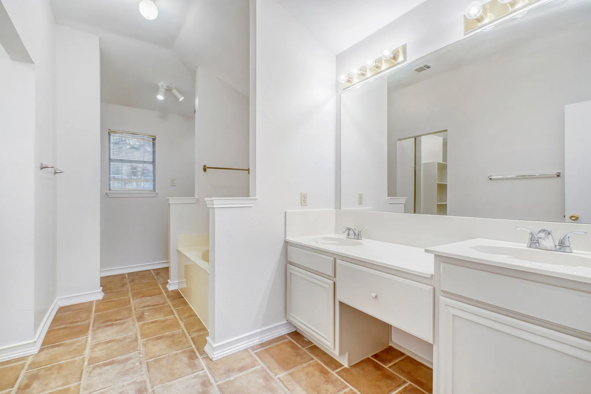Single Family Residence For Sale in Denton County , 2112 Meadowview Drive, Corinth, Texas 76210, 4 Bedroom, 3 Bathroom, 2 Garage spaces, 3,056 Sqft, built in 1993, mls#21181551, Real Estate Agent in Corinth, Homes For Sale in Denton county, Homes For Sale in Corinth, Realtor in Corinth Texas, Real Estate Brokerage Independent Realty Texas, Luminita Cordes Realtor