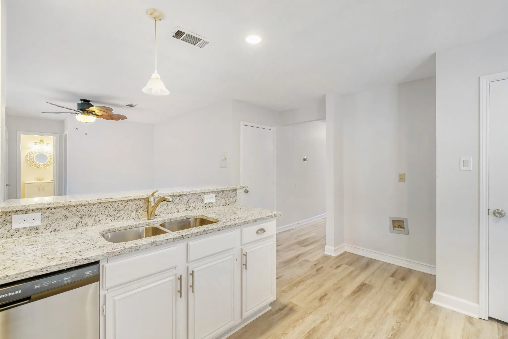 Single Family Residence For Sale in Denton County , 2112 Meadowview Drive, Corinth, Texas 76210, 4 Bedroom, 3 Bathroom, 2 Garage spaces, 3,056 Sqft, built in 1993, mls#21181551, Real Estate Agent in Corinth, Homes For Sale in Denton county, Homes For Sale in Corinth, Realtor in Corinth Texas, Real Estate Brokerage Independent Realty Texas, Luminita Cordes Realtor