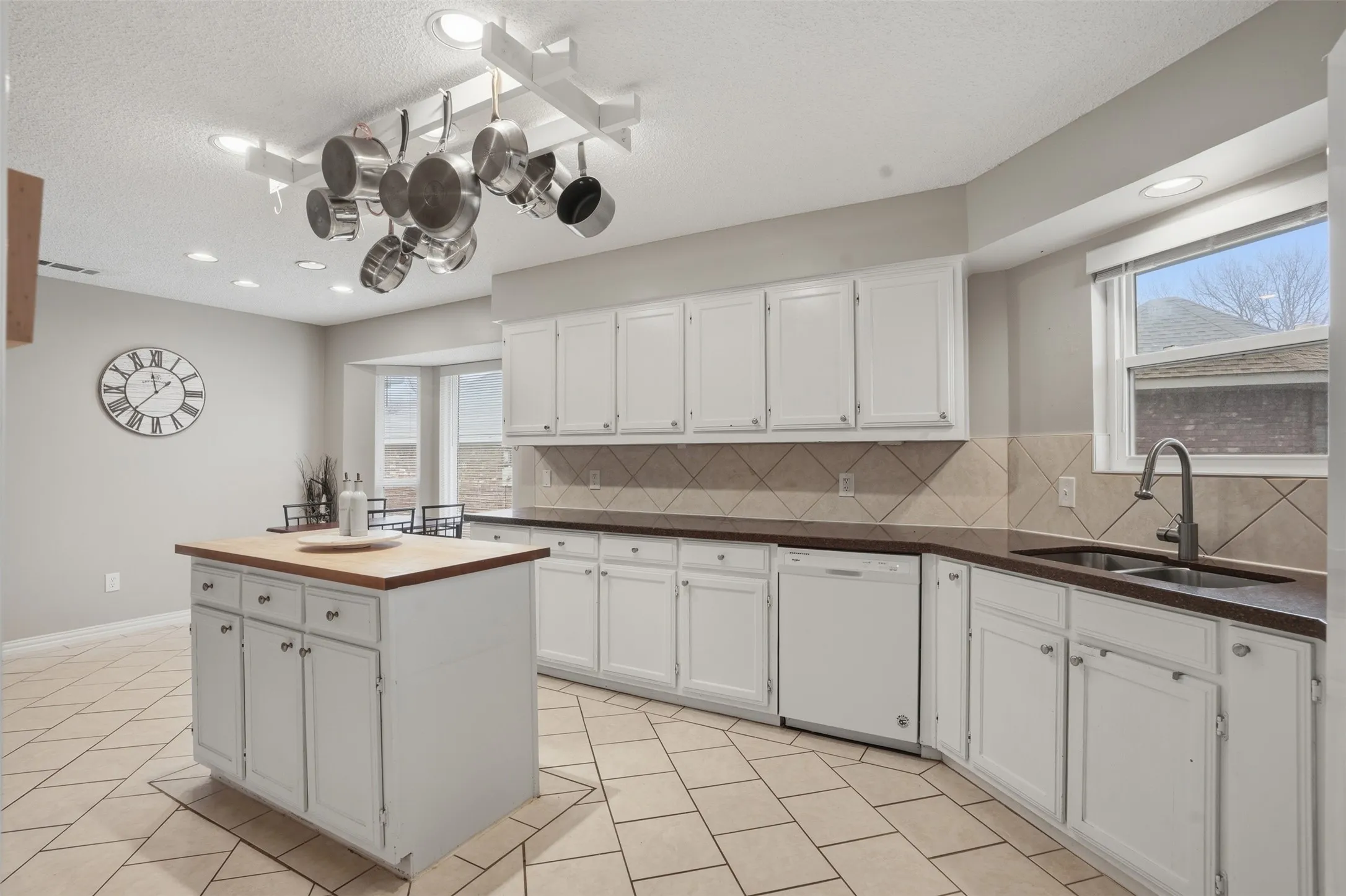 Single Family Residence For Sale in Dallas County , 411 Whispering Hills Drive, Duncanville, Texas 75137, 3 Bedroom, 2 Bathroom, 2 Garage spaces, 1,998 Sqft, built in 1985, mls#21204512, Real Estate Agent in Duncanville, Homes For Sale in Dallas county, Homes For Sale in Duncanville, Realtor in Duncanville Texas, Real Estate Brokerage Independent Realty Texas, Luminita Cordes Realtor