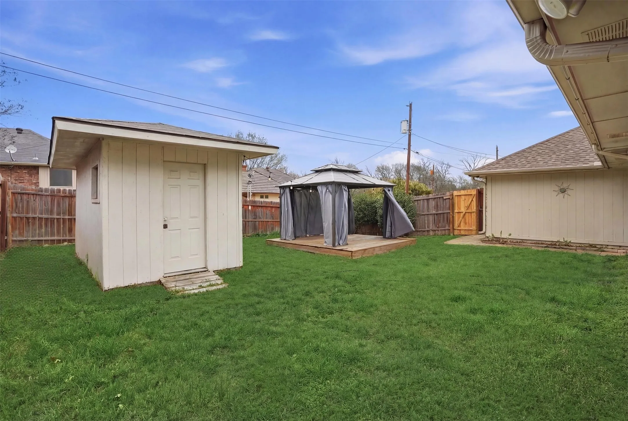 Single Family Residence For Sale in Dallas County , 411 Whispering Hills Drive, Duncanville, Texas 75137, 3 Bedroom, 2 Bathroom, 2 Garage spaces, 1,998 Sqft, built in 1985, mls#21204512, Real Estate Agent in Duncanville, Homes For Sale in Dallas county, Homes For Sale in Duncanville, Realtor in Duncanville Texas, Real Estate Brokerage Independent Realty Texas, Luminita Cordes Realtor