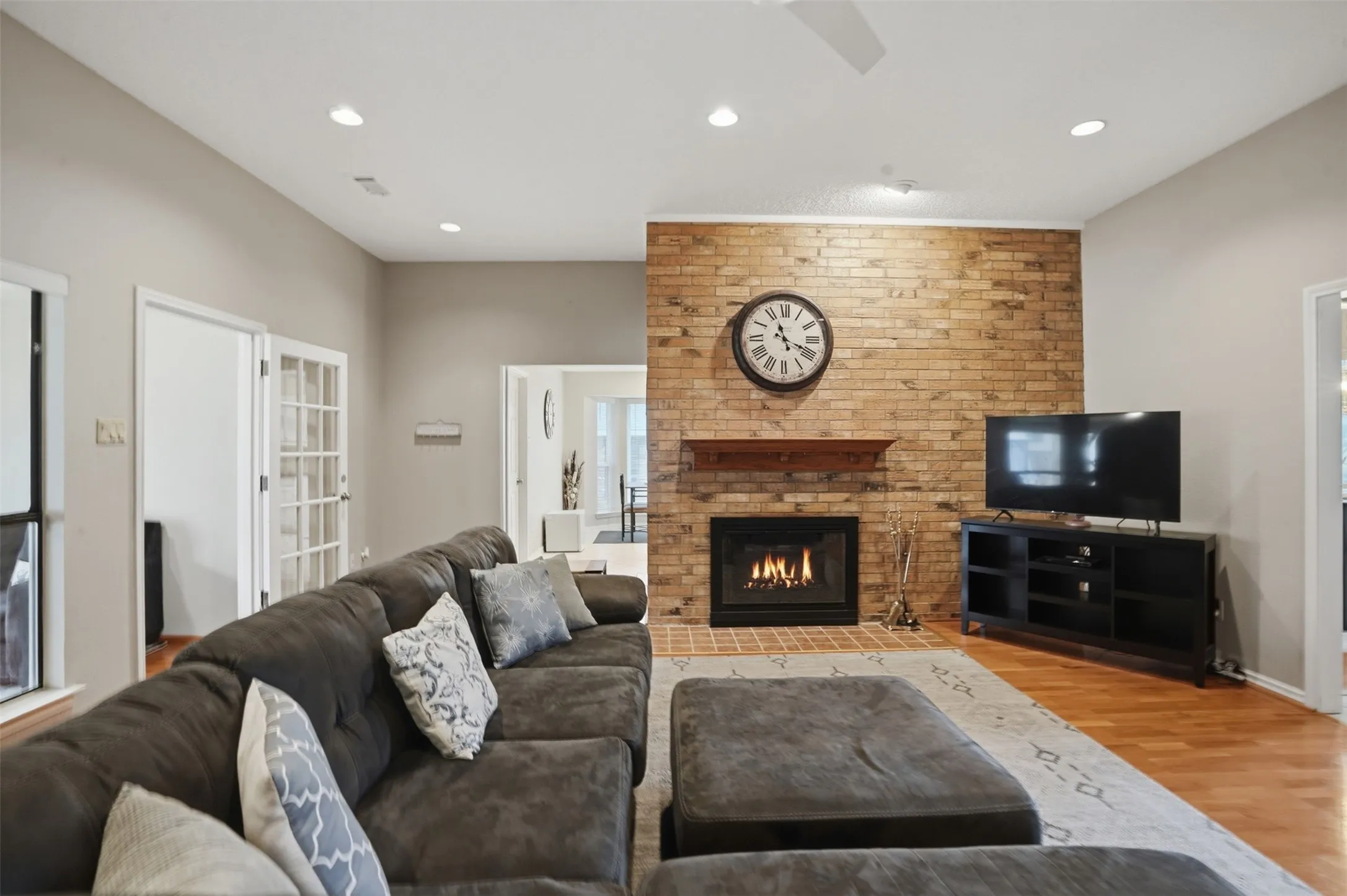 Single Family Residence For Sale in Dallas County , 411 Whispering Hills Drive, Duncanville, Texas 75137, 3 Bedroom, 2 Bathroom, 2 Garage spaces, 1,998 Sqft, built in 1985, mls#21204512, Real Estate Agent in Duncanville, Homes For Sale in Dallas county, Homes For Sale in Duncanville, Realtor in Duncanville Texas, Real Estate Brokerage Independent Realty Texas, Luminita Cordes Realtor