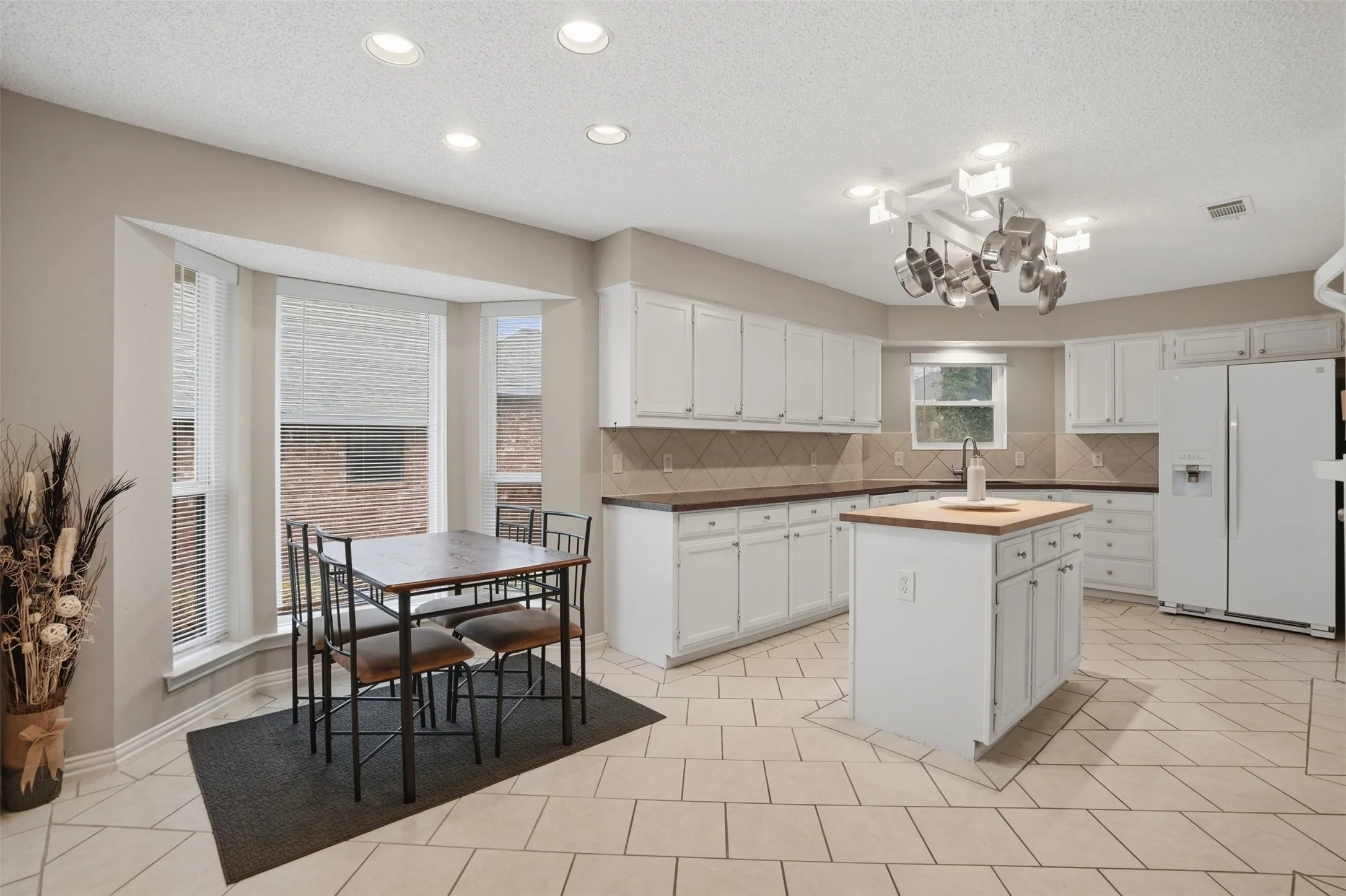 Single Family Residence For Sale in Dallas County , 411 Whispering Hills Drive, Duncanville, Texas 75137, 3 Bedroom, 2 Bathroom, 2 Garage spaces, 1,998 Sqft, built in 1985, mls#21204512, Real Estate Agent in Duncanville, Homes For Sale in Dallas county, Homes For Sale in Duncanville, Realtor in Duncanville Texas, Real Estate Brokerage Independent Realty Texas, Luminita Cordes Realtor