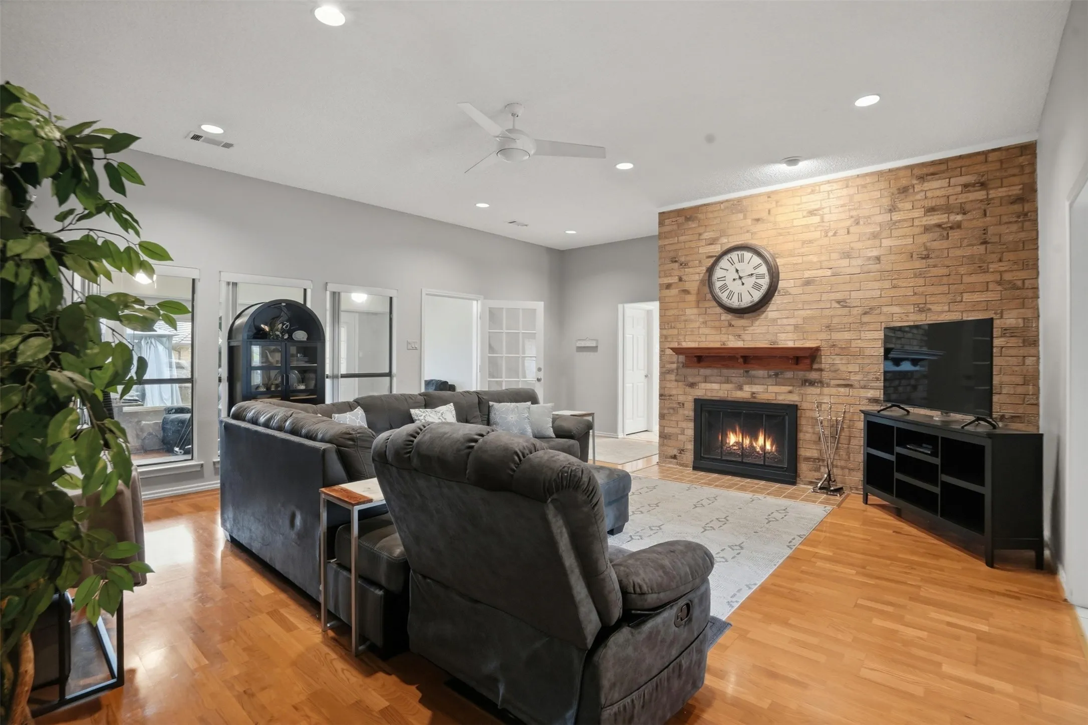 Single Family Residence For Sale in Dallas County , 411 Whispering Hills Drive, Duncanville, Texas 75137, 3 Bedroom, 2 Bathroom, 2 Garage spaces, 1,998 Sqft, built in 1985, mls#21204512, Real Estate Agent in Duncanville, Homes For Sale in Dallas county, Homes For Sale in Duncanville, Realtor in Duncanville Texas, Real Estate Brokerage Independent Realty Texas, Luminita Cordes Realtor