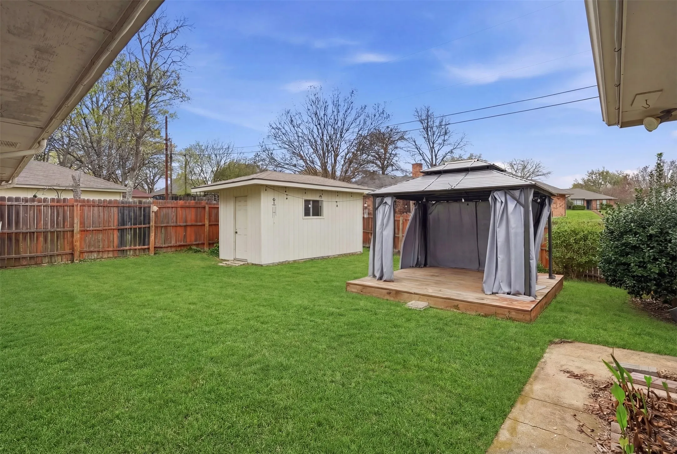 Single Family Residence For Sale in Dallas County , 411 Whispering Hills Drive, Duncanville, Texas 75137, 3 Bedroom, 2 Bathroom, 2 Garage spaces, 1,998 Sqft, built in 1985, mls#21204512, Real Estate Agent in Duncanville, Homes For Sale in Dallas county, Homes For Sale in Duncanville, Realtor in Duncanville Texas, Real Estate Brokerage Independent Realty Texas, Luminita Cordes Realtor