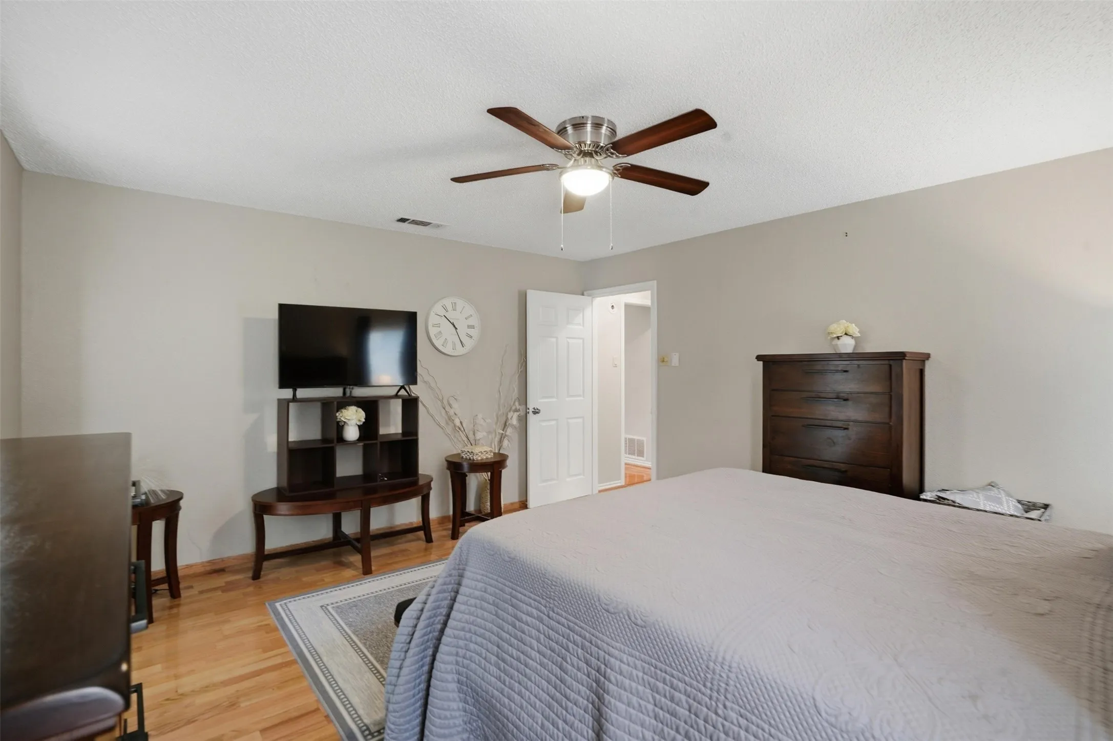 Single Family Residence For Sale in Dallas County , 411 Whispering Hills Drive, Duncanville, Texas 75137, 3 Bedroom, 2 Bathroom, 2 Garage spaces, 1,998 Sqft, built in 1985, mls#21204512, Real Estate Agent in Duncanville, Homes For Sale in Dallas county, Homes For Sale in Duncanville, Realtor in Duncanville Texas, Real Estate Brokerage Independent Realty Texas, Luminita Cordes Realtor
