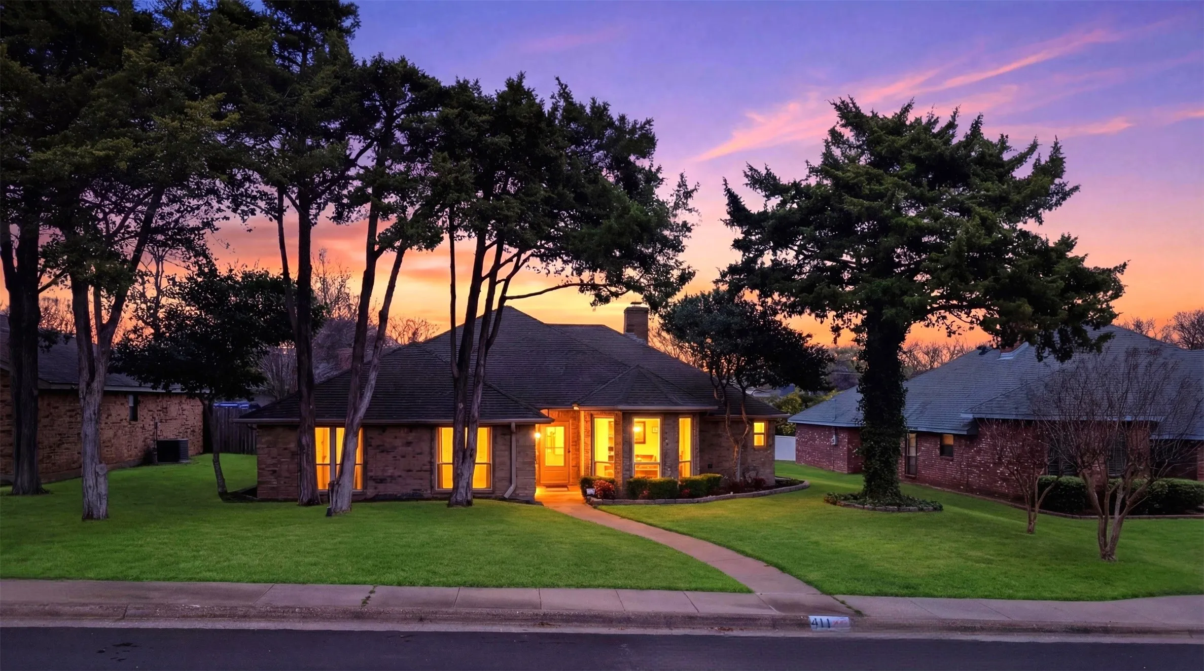 Single Family Residence For Sale in Dallas County , 411 Whispering Hills Drive, Duncanville, Texas 75137, 3 Bedroom, 2 Bathroom, 2 Garage spaces, 1,998 Sqft, built in 1985, mls#21204512, Real Estate Agent in Duncanville, Homes For Sale in Dallas county, Homes For Sale in Duncanville, Realtor in Duncanville Texas, Real Estate Brokerage Independent Realty Texas, Luminita Cordes Realtor