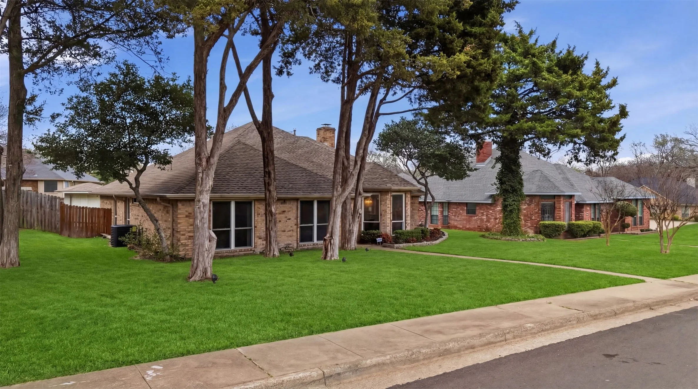 Single Family Residence For Sale in Dallas County , 411 Whispering Hills Drive, Duncanville, Texas 75137, 3 Bedroom, 2 Bathroom, 2 Garage spaces, 1,998 Sqft, built in 1985, mls#21204512, Real Estate Agent in Duncanville, Homes For Sale in Dallas county, Homes For Sale in Duncanville, Realtor in Duncanville Texas, Real Estate Brokerage Independent Realty Texas, Luminita Cordes Realtor
