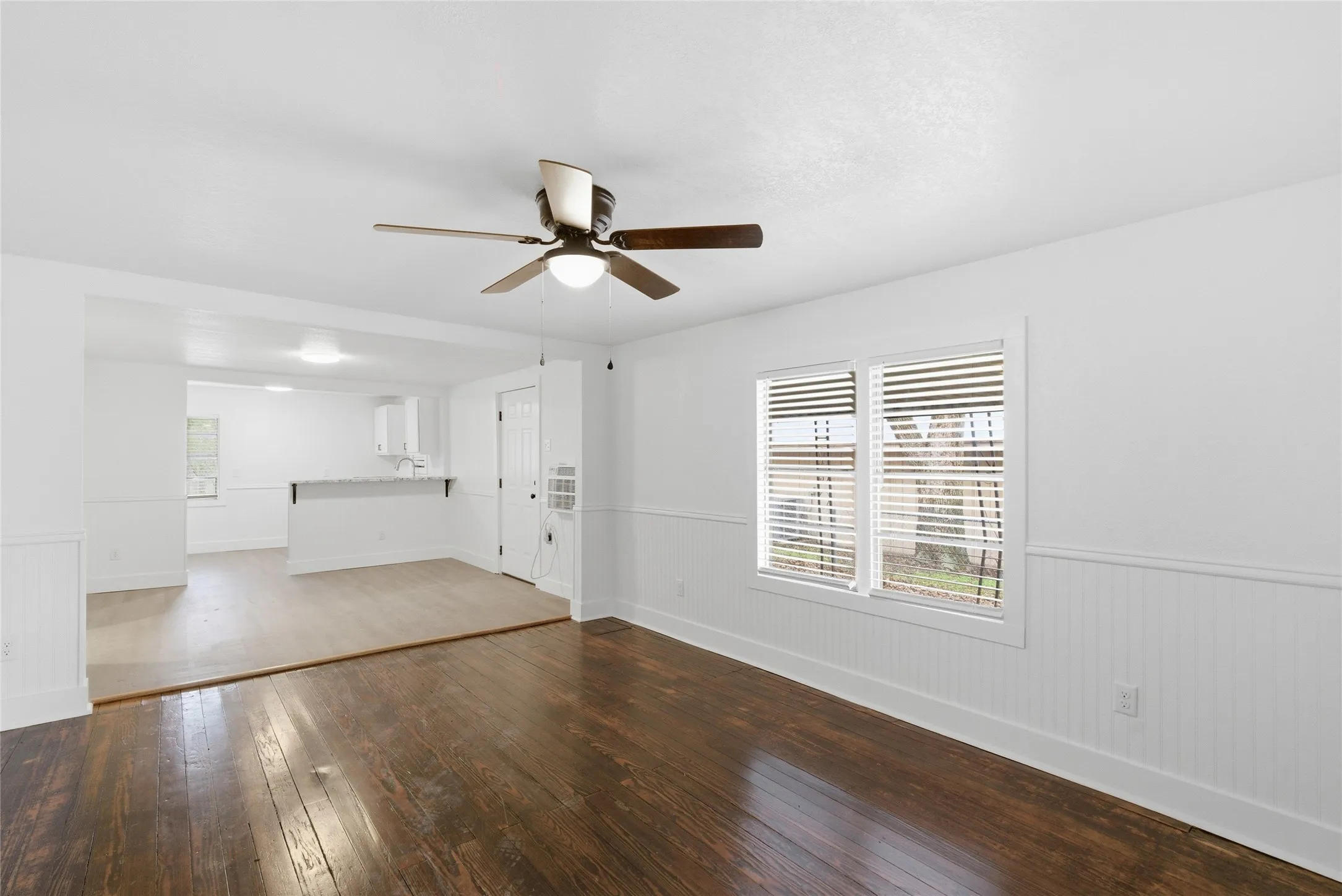 Single Family Residence For Sale in Erath County , 1102 E Washington Street, Stephenville, Texas 76401, 3 Bedroom, 1 Bathroom, Garage spaces, 1,160 Sqft, built in 1945, Preowned, mls#21202988, Real Estate Agent in Stephenville, Homes For Sale in Erath county, Homes For Sale in Stephenville, Realtor in Stephenville Texas, Real Estate Brokerage Independent Realty Texas, Luminita Cordes Realtor
