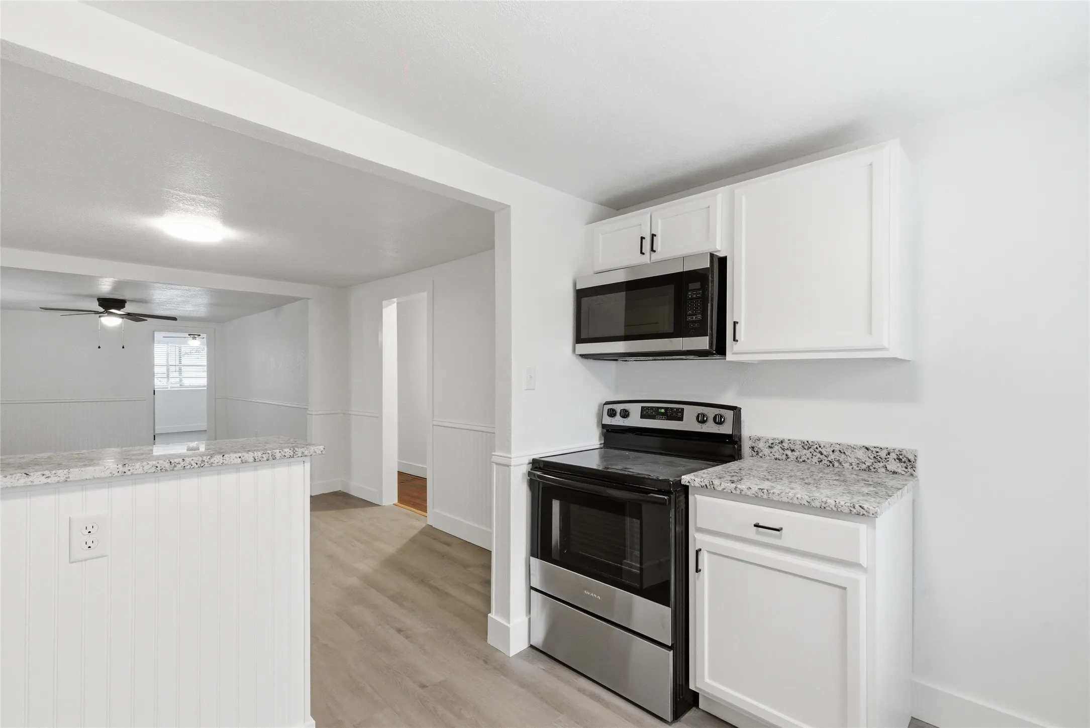Single Family Residence For Sale in Erath County , 1102 E Washington Street, Stephenville, Texas 76401, 3 Bedroom, 1 Bathroom, Garage spaces, 1,160 Sqft, built in 1945, Preowned, mls#21202988, Real Estate Agent in Stephenville, Homes For Sale in Erath county, Homes For Sale in Stephenville, Realtor in Stephenville Texas, Real Estate Brokerage Independent Realty Texas, Luminita Cordes Realtor