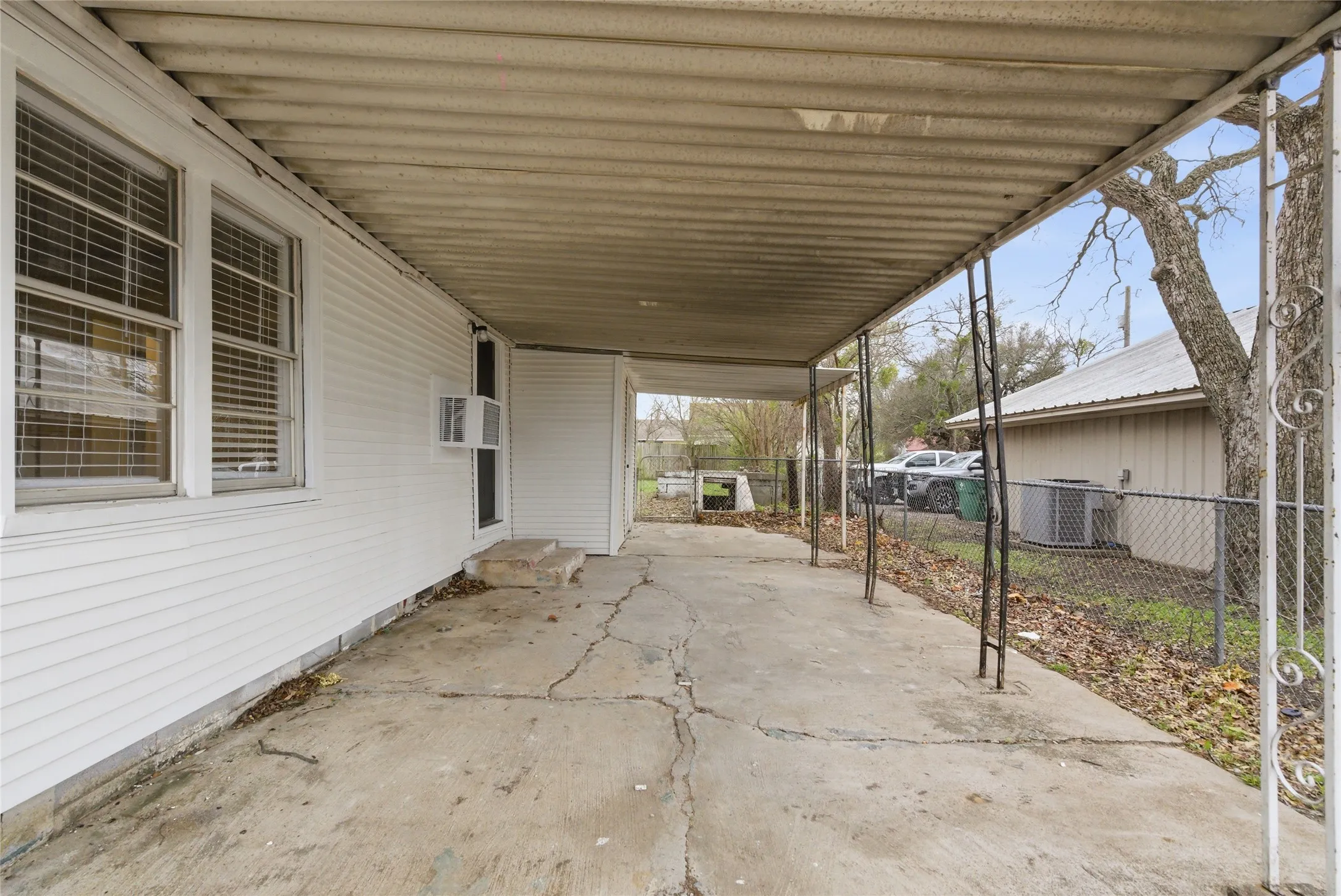 Single Family Residence For Sale in Erath County , 1102 E Washington Street, Stephenville, Texas 76401, 3 Bedroom, 1 Bathroom, Garage spaces, 1,160 Sqft, built in 1945, Preowned, mls#21202988, Real Estate Agent in Stephenville, Homes For Sale in Erath county, Homes For Sale in Stephenville, Realtor in Stephenville Texas, Real Estate Brokerage Independent Realty Texas, Luminita Cordes Realtor