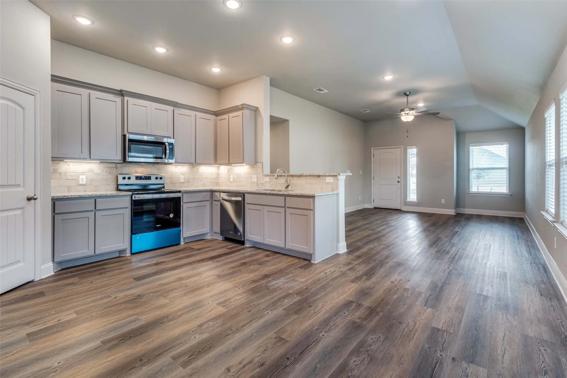 Single Family Residence For Rent in Grayson County , 2803 Orchid Drive, Sherman, Texas 75092, 3 Bedroom, 2 Bathroom, 2 Garage spaces, 1,481 Sqft, built in 2022, Preowned, mls#21205519, Real Estate Agent in Sherman, Homes For Rent in Grayson county, Homes For Rent in Sherman, Realtor in Sherman Texas, Real Estate Brokerage Independent Realty Texas, Luminita Cordes Realtor