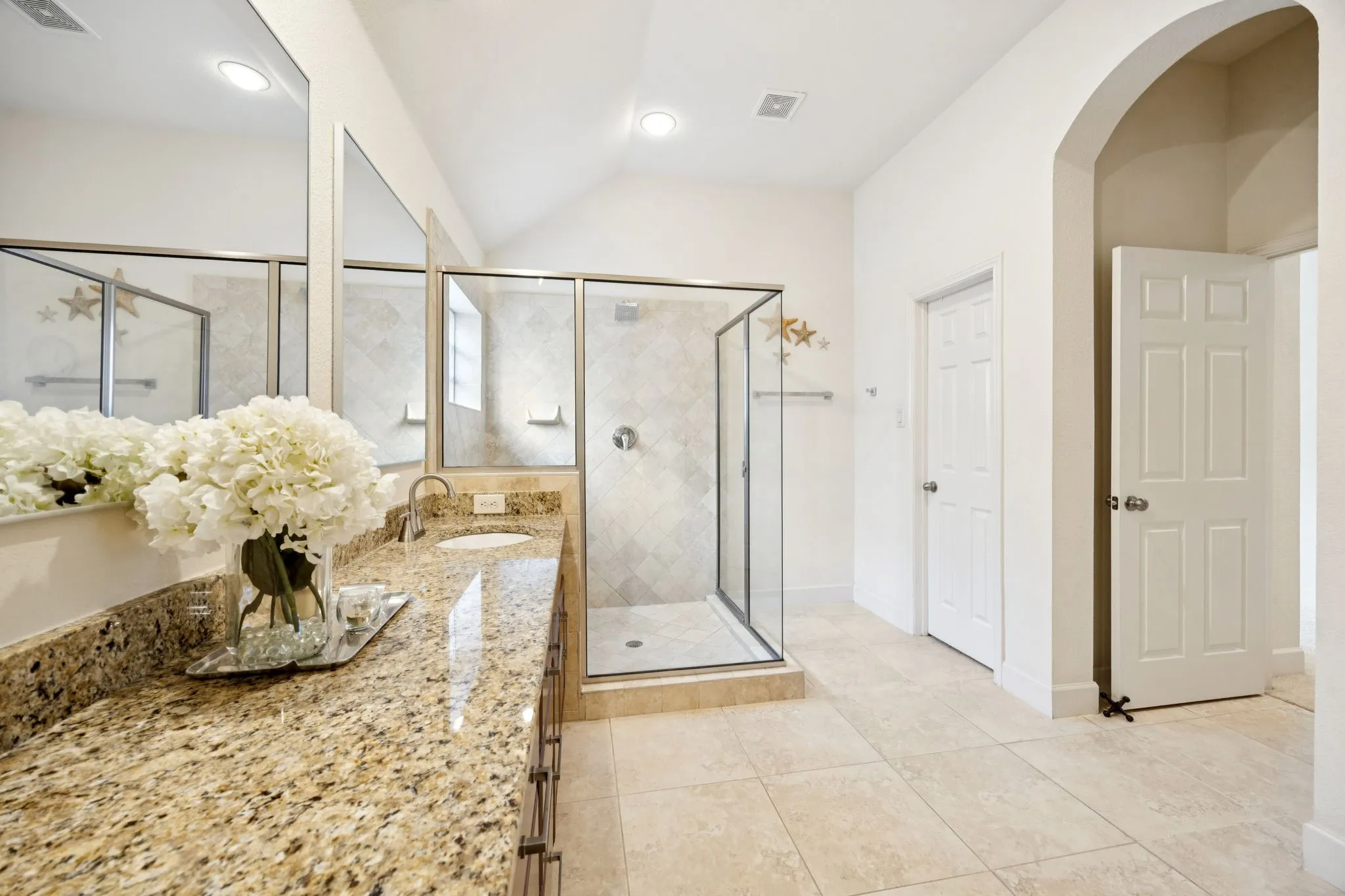 Single Family Residence For Sale in Dallas County , 2405 Throckmorton Street, Dallas, Texas 75219, 3 Bedroom, 3 Bathroom, 2 Garage spaces, 3,160 Sqft, built in 2008, mls#21205686, Real Estate Agent in Dallas, Homes For Sale in Dallas county, Homes For Sale in Dallas, Realtor in Dallas Texas, Real Estate Brokerage Independent Realty Texas, Luminita Cordes Realtor