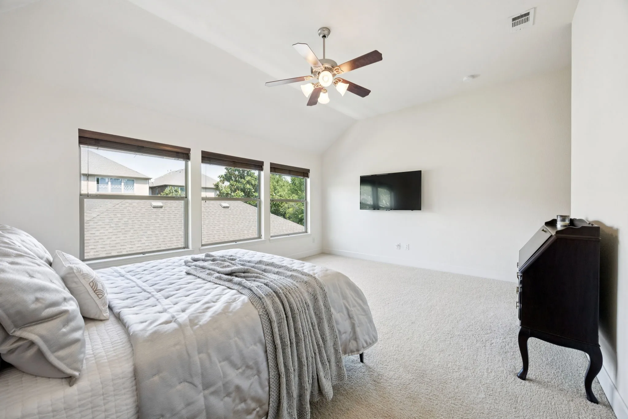 Single Family Residence For Sale in Dallas County , 2405 Throckmorton Street, Dallas, Texas 75219, 3 Bedroom, 3 Bathroom, 2 Garage spaces, 3,160 Sqft, built in 2008, mls#21205686, Real Estate Agent in Dallas, Homes For Sale in Dallas county, Homes For Sale in Dallas, Realtor in Dallas Texas, Real Estate Brokerage Independent Realty Texas, Luminita Cordes Realtor