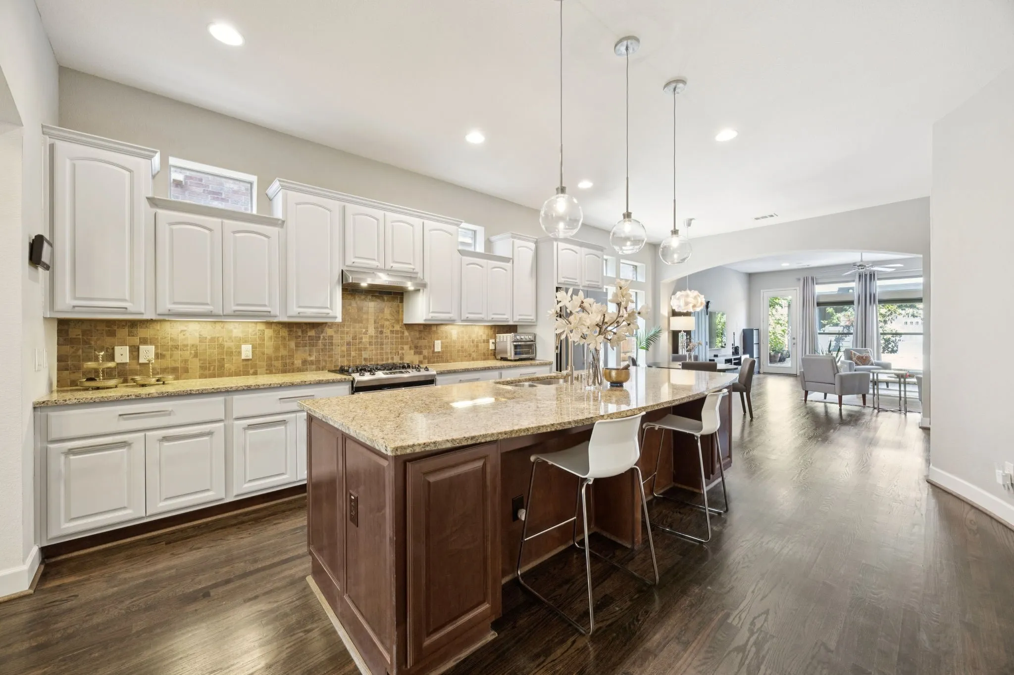 Single Family Residence For Sale in Dallas County , 2405 Throckmorton Street, Dallas, Texas 75219, 3 Bedroom, 3 Bathroom, 2 Garage spaces, 3,160 Sqft, built in 2008, mls#21205686, Real Estate Agent in Dallas, Homes For Sale in Dallas county, Homes For Sale in Dallas, Realtor in Dallas Texas, Real Estate Brokerage Independent Realty Texas, Luminita Cordes Realtor