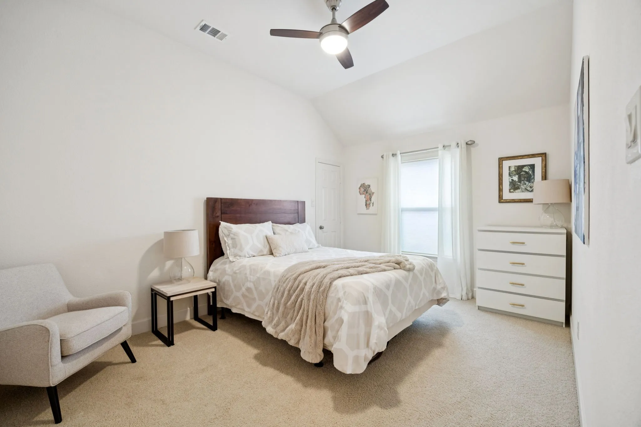 Single Family Residence For Sale in Dallas County , 2405 Throckmorton Street, Dallas, Texas 75219, 3 Bedroom, 3 Bathroom, 2 Garage spaces, 3,160 Sqft, built in 2008, mls#21205686, Real Estate Agent in Dallas, Homes For Sale in Dallas county, Homes For Sale in Dallas, Realtor in Dallas Texas, Real Estate Brokerage Independent Realty Texas, Luminita Cordes Realtor