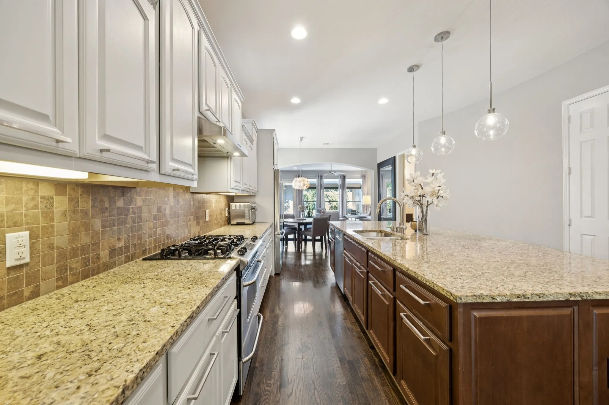Single Family Residence For Sale in Dallas County , 2405 Throckmorton Street, Dallas, Texas 75219, 3 Bedroom, 3 Bathroom, 2 Garage spaces, 3,160 Sqft, built in 2008, mls#21205686, Real Estate Agent in Dallas, Homes For Sale in Dallas county, Homes For Sale in Dallas, Realtor in Dallas Texas, Real Estate Brokerage Independent Realty Texas, Luminita Cordes Realtor