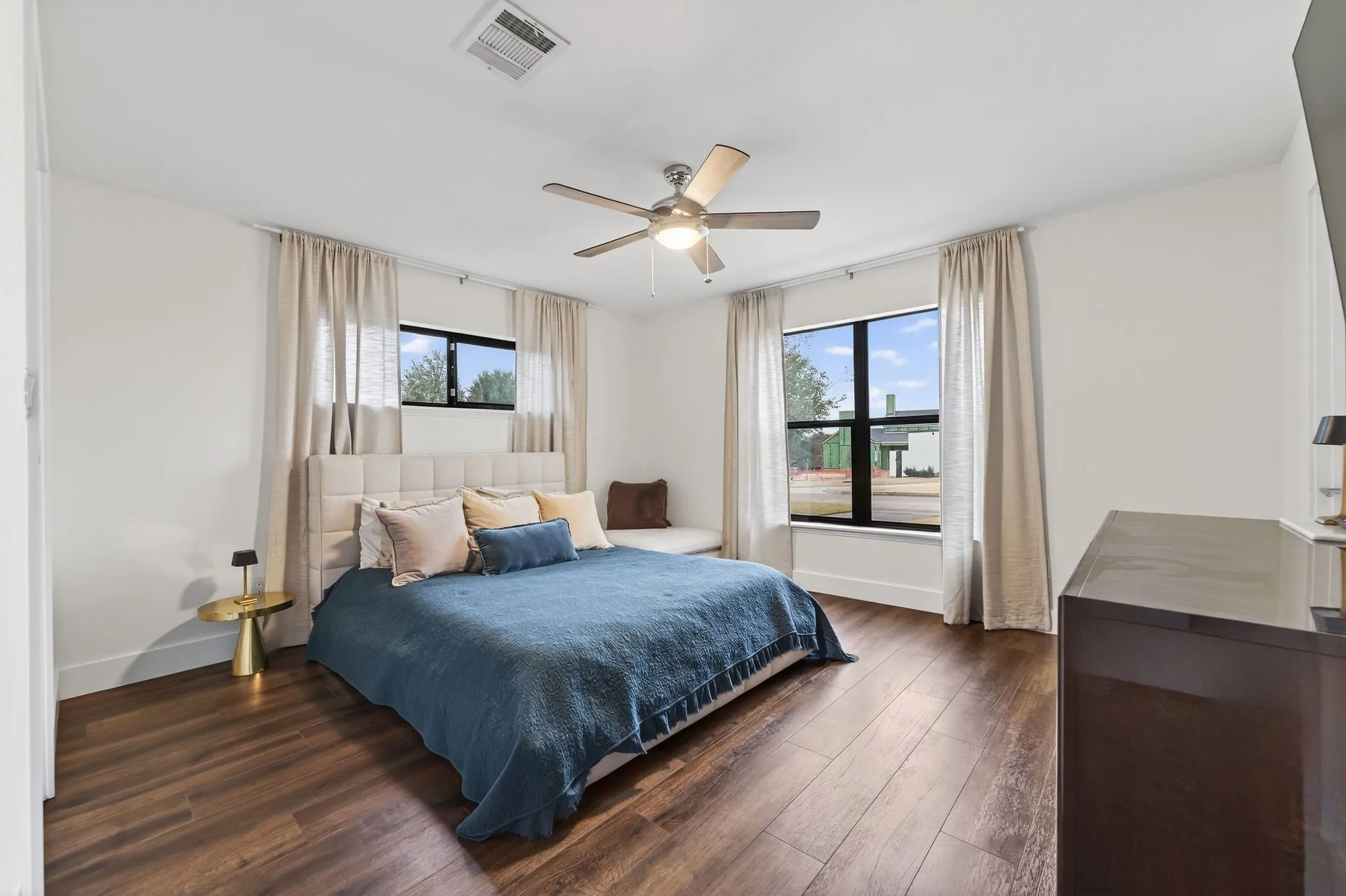 Single Family Residence For Sale in Dallas County , 7147 Lavendale Avenue, Dallas, Texas 75230, 4 Bedroom, 4 Bathroom, 2 Garage spaces, 3,700 Sqft, built in 1955, Preowned, Price $1,575,000, mls#21191548, Real Estate Agent in Dallas, Homes For Sale in Dallas county, Homes For Sale in Dallas, Realtor in Dallas Texas, Real Estate Brokerage Independent Realty Texas, Luminita Cordes Realtor