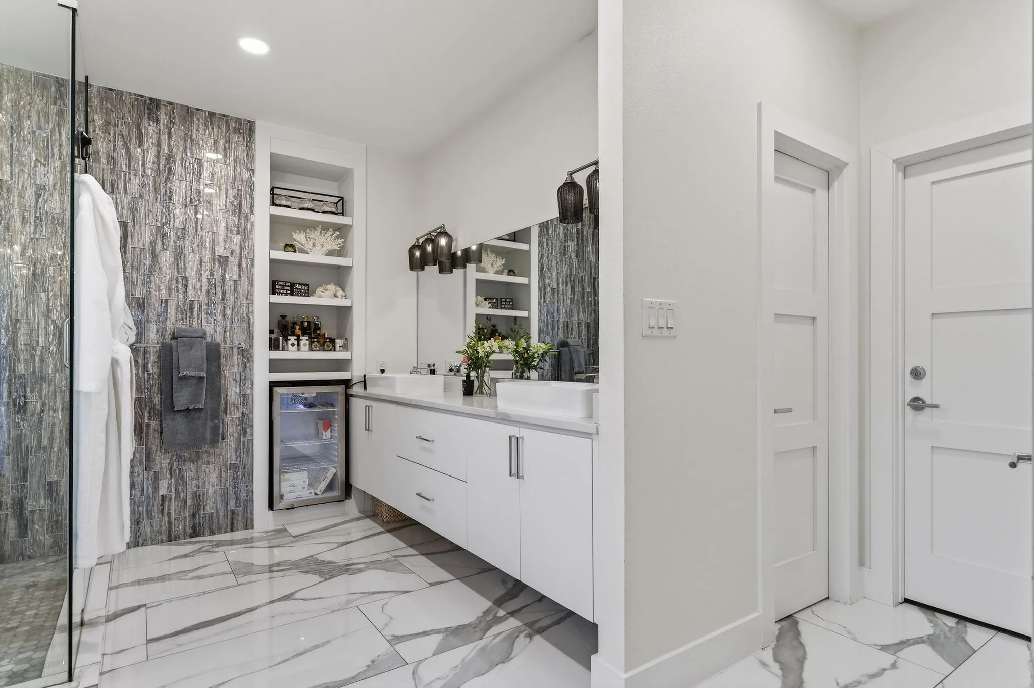 Single Family Residence For Sale in Dallas County , 7147 Lavendale Avenue, Dallas, Texas 75230, 4 Bedroom, 4 Bathroom, 2 Garage spaces, 3,700 Sqft, built in 1955, Preowned, Price $1,575,000, mls#21191548, Real Estate Agent in Dallas, Homes For Sale in Dallas county, Homes For Sale in Dallas, Realtor in Dallas Texas, Real Estate Brokerage Independent Realty Texas, Luminita Cordes Realtor