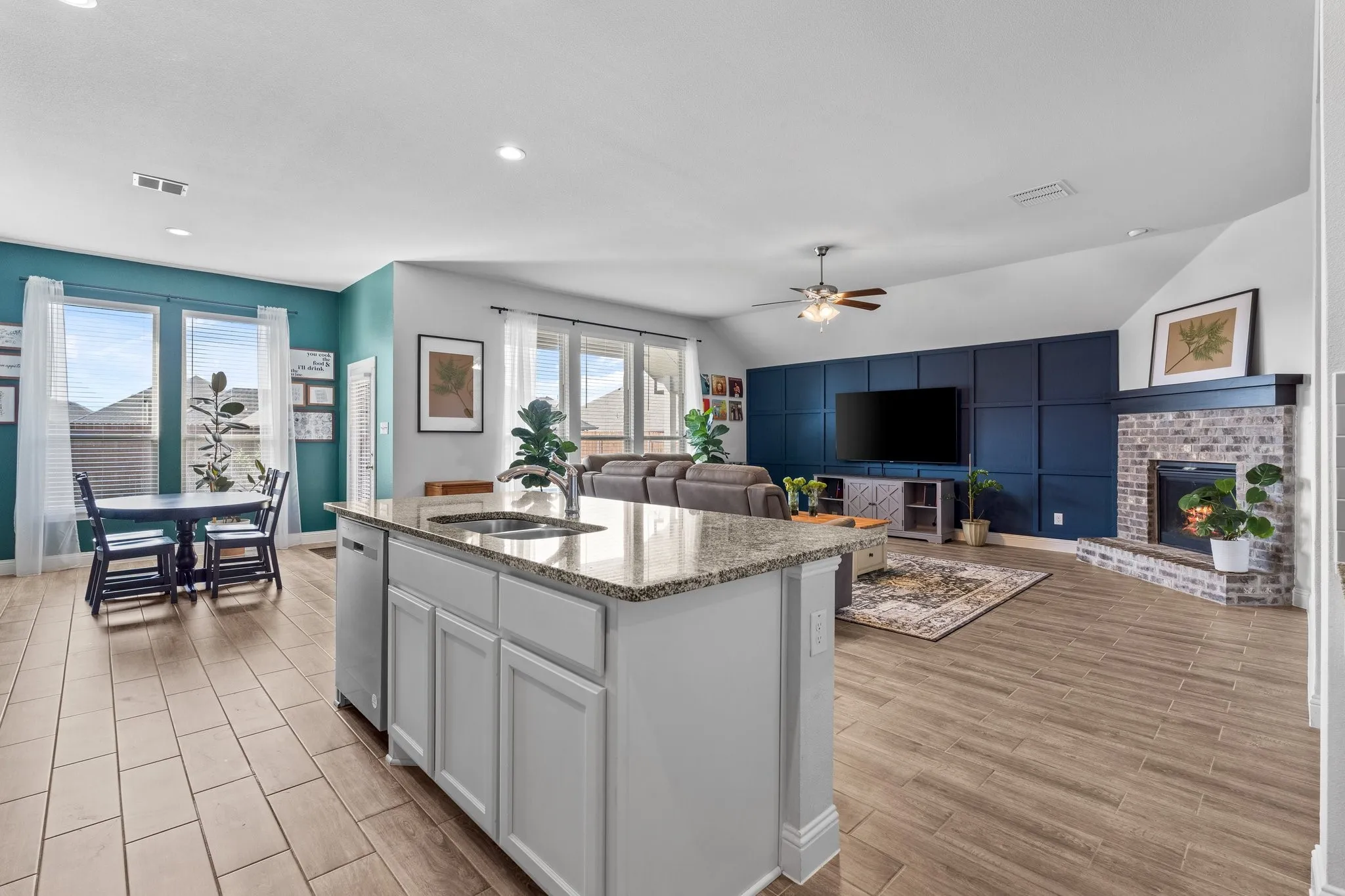 Single Family Residence For Sale in Kaufman County , 372 Chapel Hill Drive, Forney, Texas 75126, 4 Bedrooms, 3 Bathrooms, 2 Garage spaces, 2,660 Sqft, built in 2022, Preowned, Price $460,000, mls#21202789, Real Estate Agent in Forney, Homes For Sale in Kaufman county, Homes For Sale in Forney, Realtor in Forney Texas, Real Estate Brokerage Independent Realty Texas, Luminita Cordes Realtor