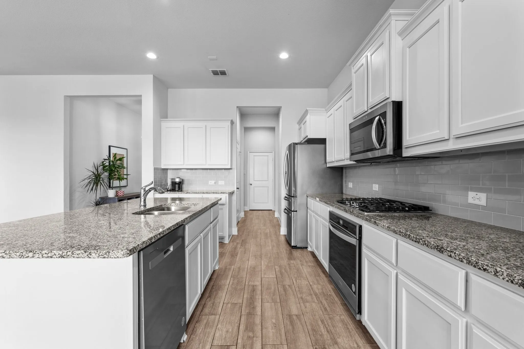 Single Family Residence For Sale in Kaufman County , 372 Chapel Hill Drive, Forney, Texas 75126, 4 Bedrooms, 3 Bathrooms, 2 Garage spaces, 2,660 Sqft, built in 2022, Preowned, Price $460,000, mls#21202789, Real Estate Agent in Forney, Homes For Sale in Kaufman county, Homes For Sale in Forney, Realtor in Forney Texas, Real Estate Brokerage Independent Realty Texas, Luminita Cordes Realtor