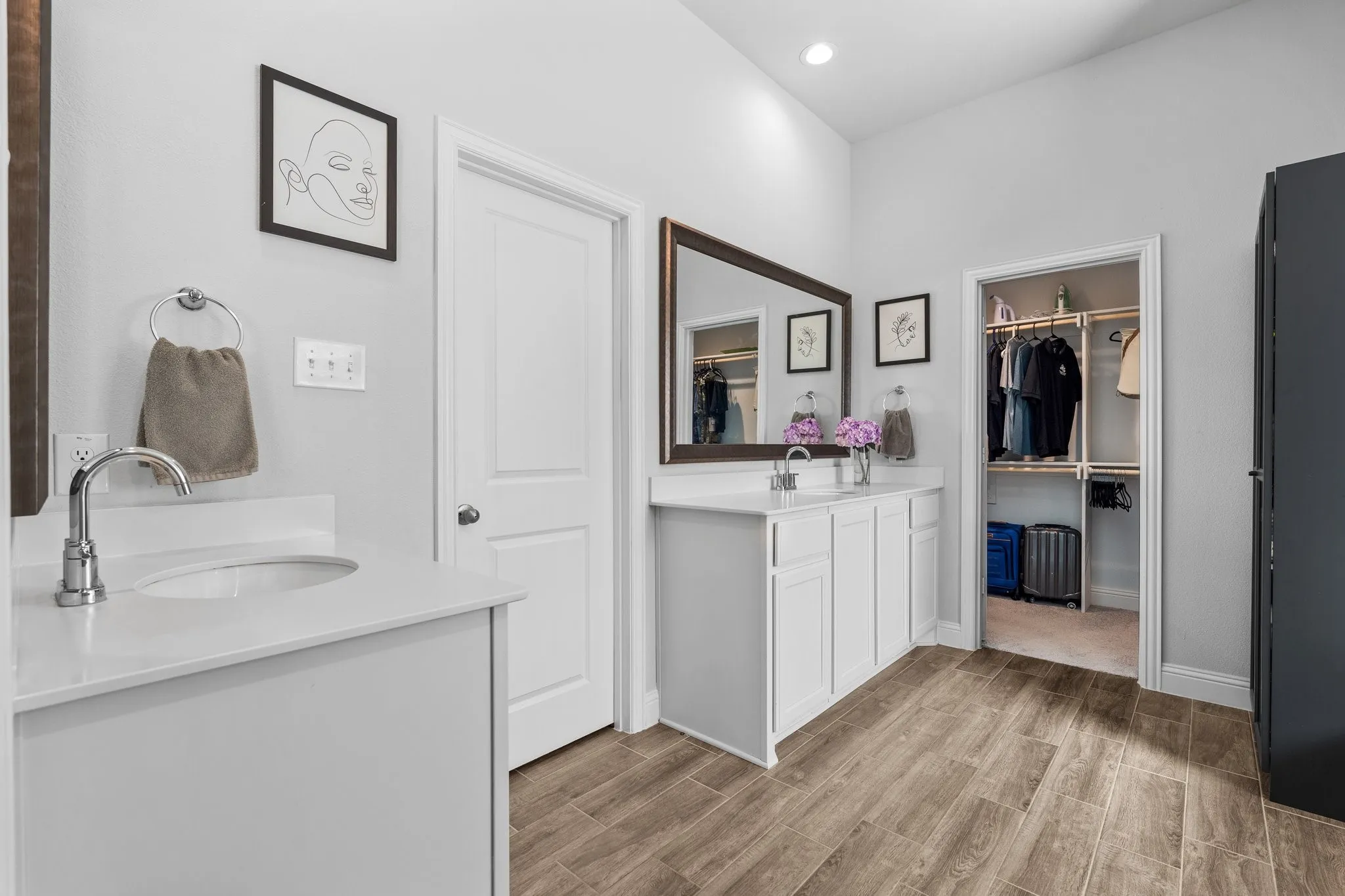 Single Family Residence For Sale in Kaufman County , 372 Chapel Hill Drive, Forney, Texas 75126, 4 Bedrooms, 3 Bathrooms, 2 Garage spaces, 2,660 Sqft, built in 2022, Preowned, Price $460,000, mls#21202789, Real Estate Agent in Forney, Homes For Sale in Kaufman county, Homes For Sale in Forney, Realtor in Forney Texas, Real Estate Brokerage Independent Realty Texas, Luminita Cordes Realtor