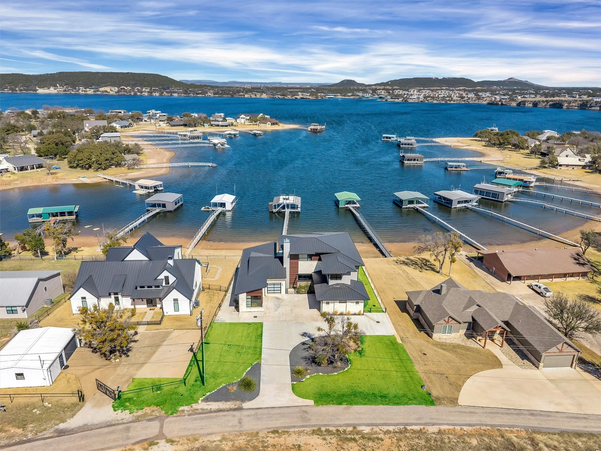 Single Family Residence For Sale in Palo Pinto County , 1009 Cardinal Cove, Graford, Texas 76449, 4 Bedroom, 5 Bathroom, 3 Garage spaces, 4,025 Sqft, built in 2022, Preowned, mls#21203086, Real Estate Agent in Graford, Homes For Sale in Palo Pinto county, Homes For Sale in Graford, Realtor in Graford Texas, Real Estate Brokerage Independent Realty Texas, Luminita Cordes Realtor