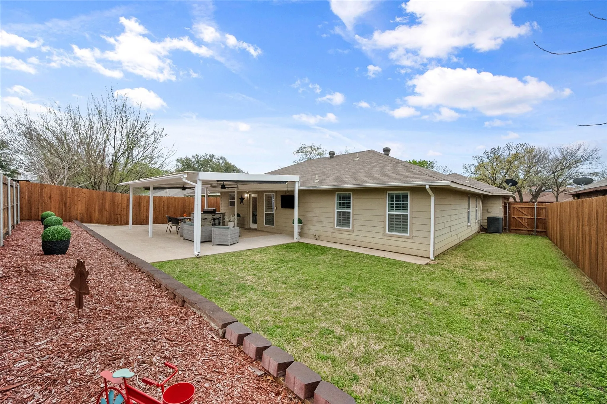 Single Family Residence For Sale in Tarrant County , 3104 Creekwood Lane, Fort Worth, Texas 76123, 3 Bedroom, 2 Bathroom, 2 Garage spaces, 1,437 Sqft, built in 1985, mls#21205829, Real Estate Agent in Fort Worth, Homes For Sale in Tarrant county, Homes For Sale in Fort Worth, Realtor in Fort Worth Texas, Real Estate Brokerage Independent Realty Texas, Luminita Cordes Realtor