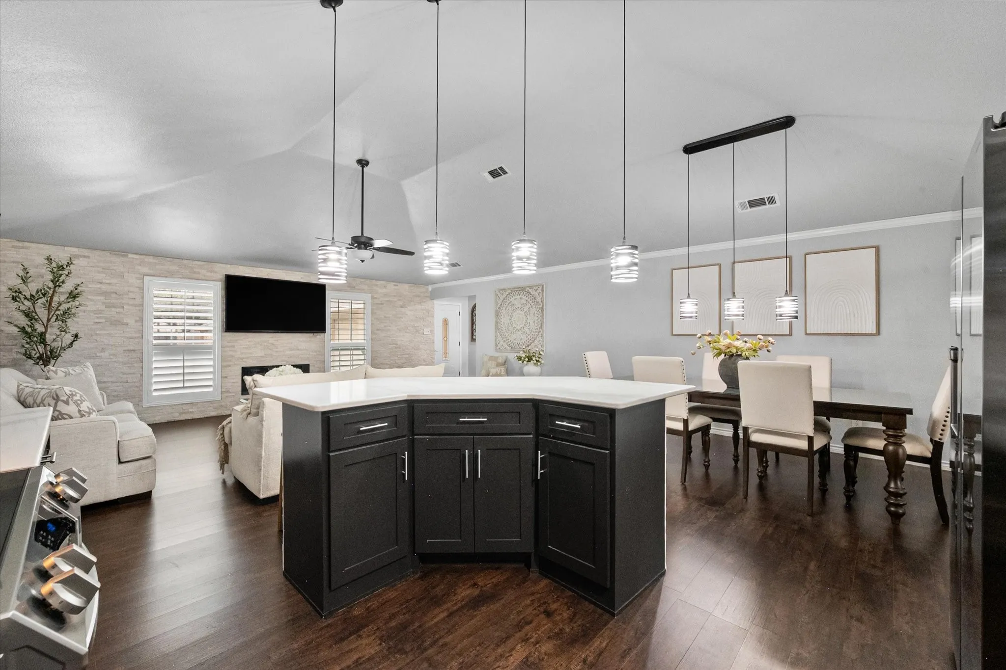 Single Family Residence For Sale in Tarrant County , 3104 Creekwood Lane, Fort Worth, Texas 76123, 3 Bedroom, 2 Bathroom, 2 Garage spaces, 1,437 Sqft, built in 1985, mls#21205829, Real Estate Agent in Fort Worth, Homes For Sale in Tarrant county, Homes For Sale in Fort Worth, Realtor in Fort Worth Texas, Real Estate Brokerage Independent Realty Texas, Luminita Cordes Realtor