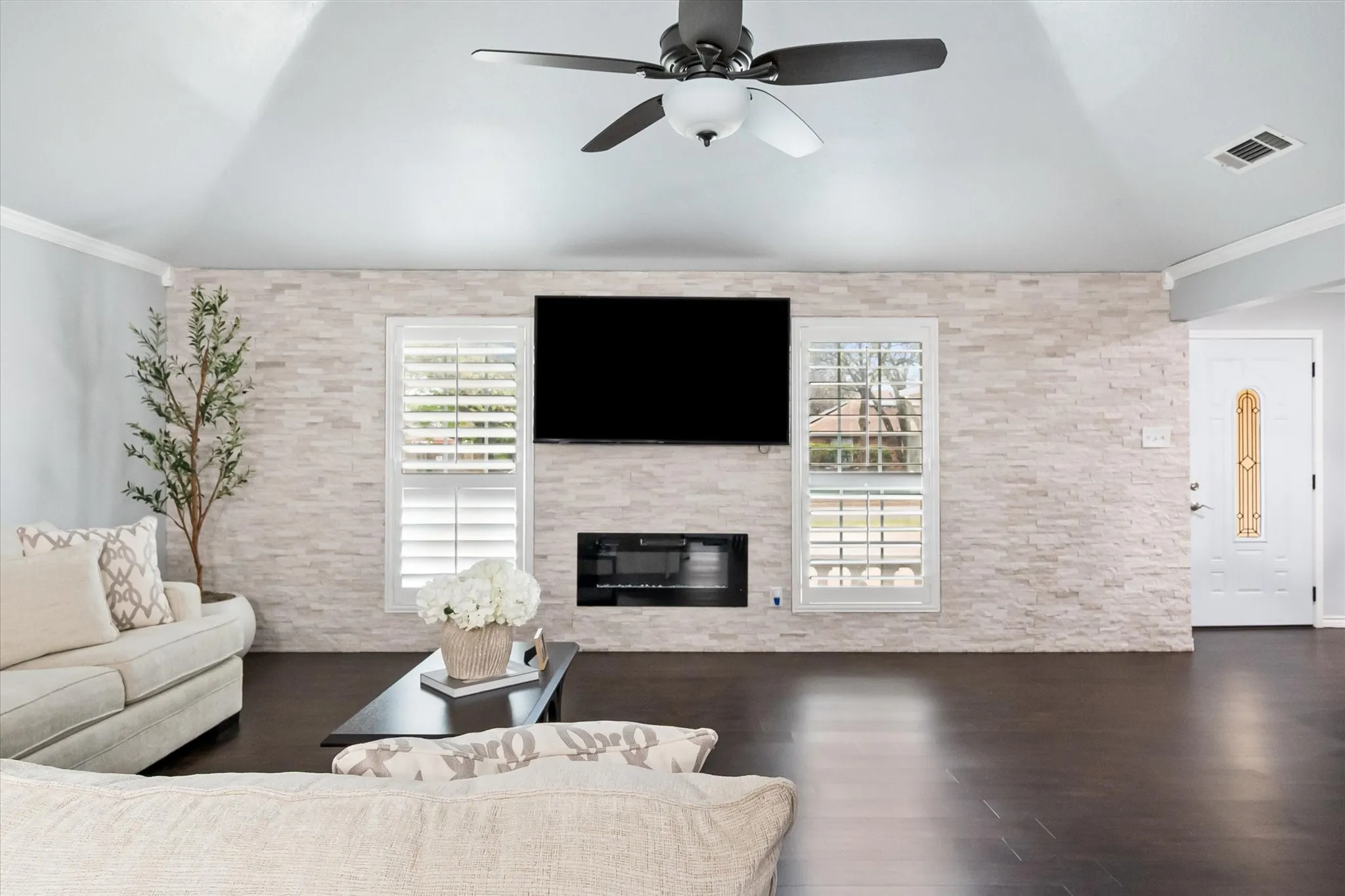 Single Family Residence For Sale in Tarrant County , 3104 Creekwood Lane, Fort Worth, Texas 76123, 3 Bedroom, 2 Bathroom, 2 Garage spaces, 1,437 Sqft, built in 1985, mls#21205829, Real Estate Agent in Fort Worth, Homes For Sale in Tarrant county, Homes For Sale in Fort Worth, Realtor in Fort Worth Texas, Real Estate Brokerage Independent Realty Texas, Luminita Cordes Realtor