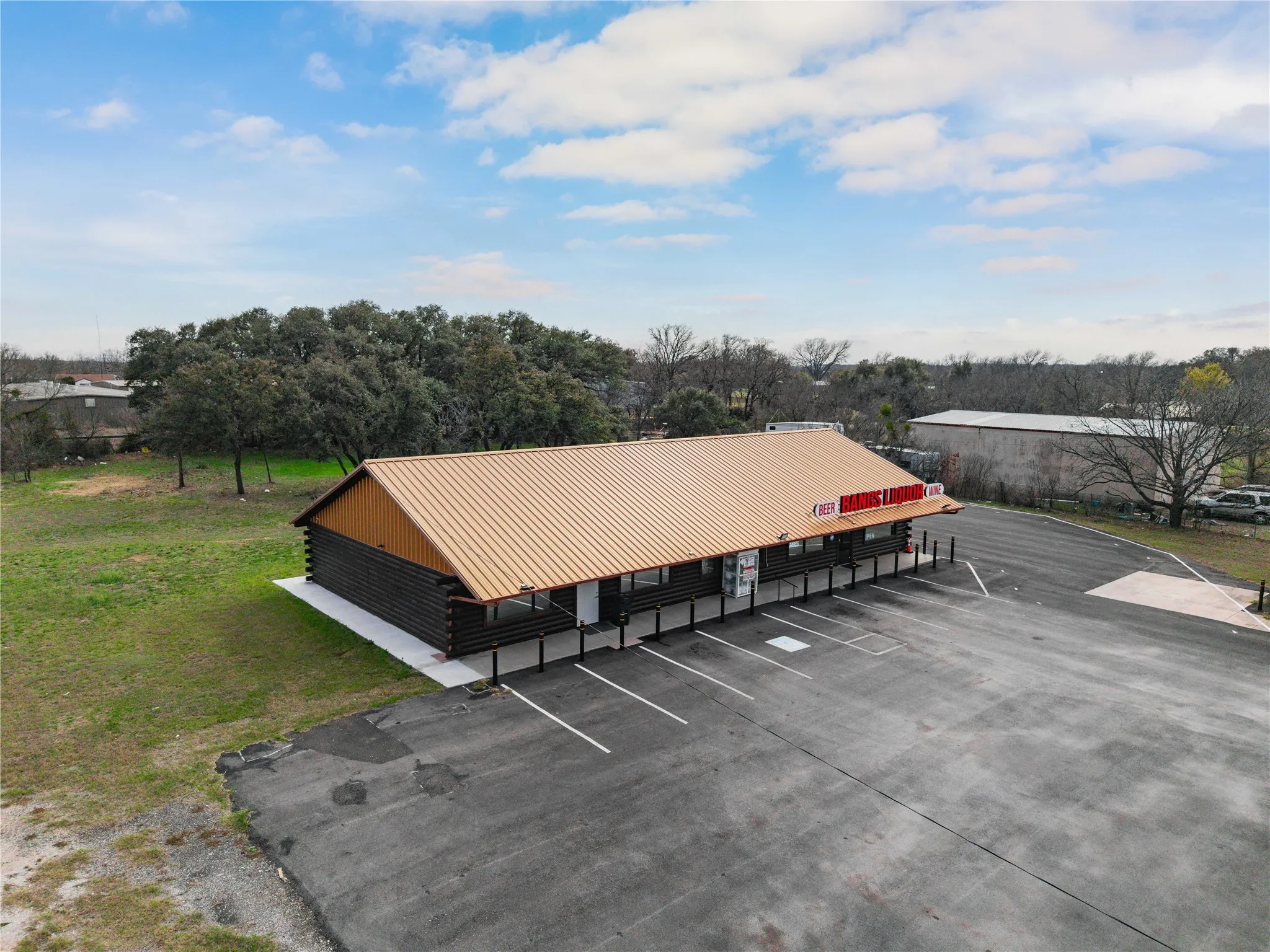 Front of the liquor store with tons of parking