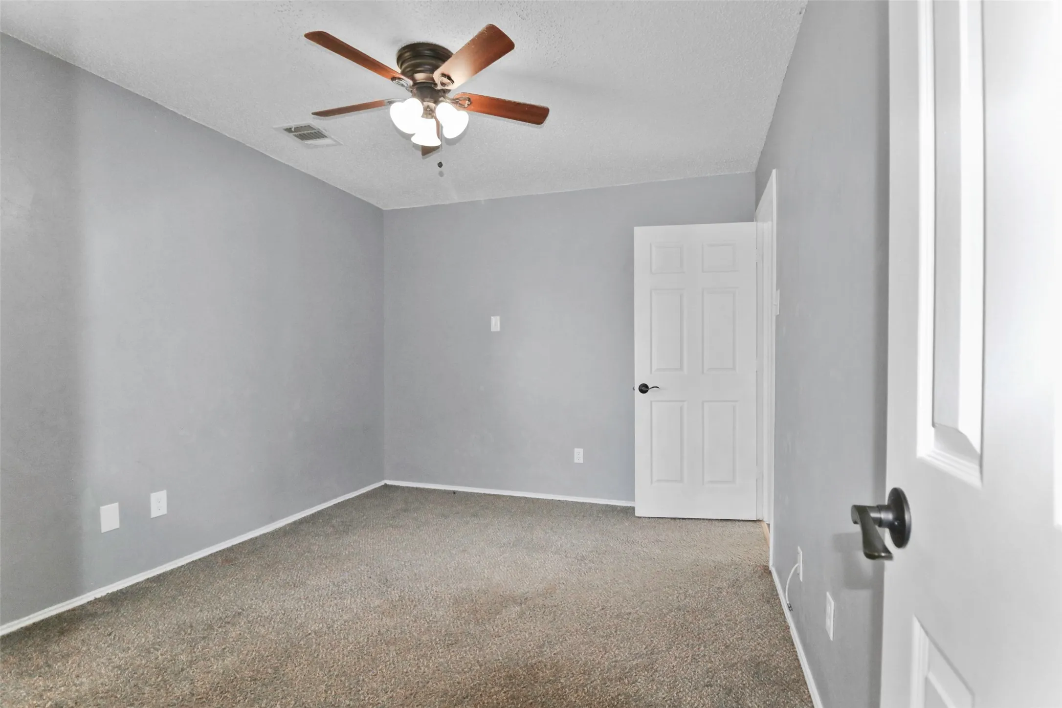 Single Family Residence For Sale in Dallas County , 920 Micarta Drive, Mesquite, Texas 75181, 3 Bedroom, 2 Bathroom, 2 Garage spaces, 1,649 Sqft, built in 1987, Preowned, mls#21205922, Real Estate Agent in Mesquite, Homes For Sale in Dallas county, Homes For Sale in Mesquite, Realtor in Mesquite Texas, Real Estate Brokerage Independent Realty Texas, Luminita Cordes Realtor