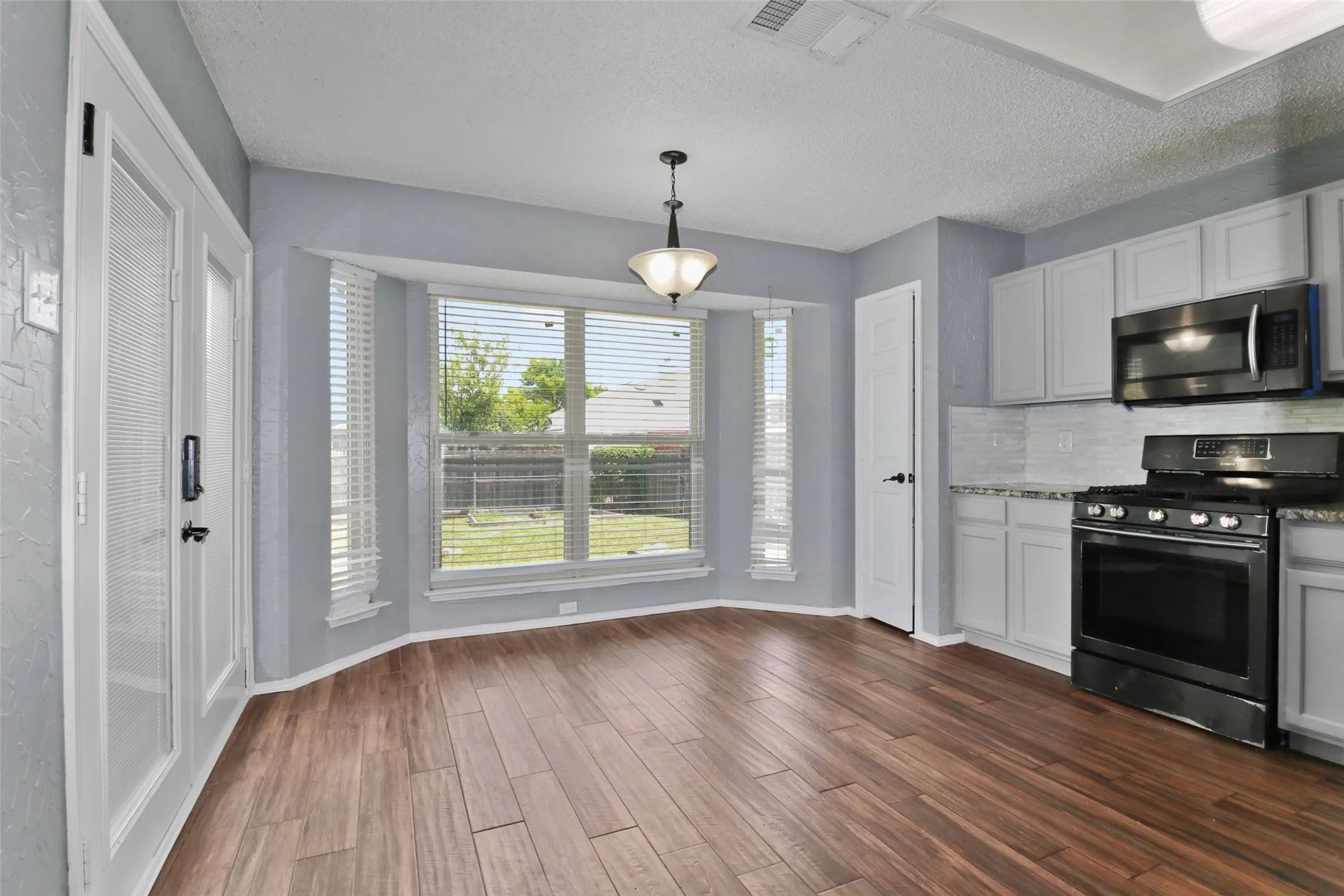 Single Family Residence For Sale in Dallas County , 920 Micarta Drive, Mesquite, Texas 75181, 3 Bedroom, 2 Bathroom, 2 Garage spaces, 1,649 Sqft, built in 1987, Preowned, mls#21205922, Real Estate Agent in Mesquite, Homes For Sale in Dallas county, Homes For Sale in Mesquite, Realtor in Mesquite Texas, Real Estate Brokerage Independent Realty Texas, Luminita Cordes Realtor