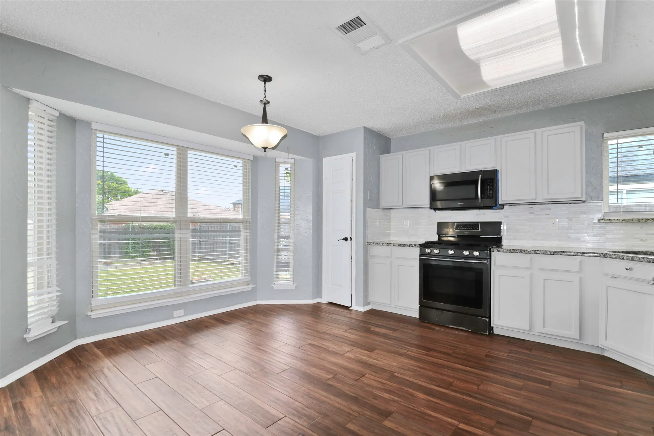 Single Family Residence For Sale in Dallas County , 920 Micarta Drive, Mesquite, Texas 75181, 3 Bedroom, 2 Bathroom, 2 Garage spaces, 1,649 Sqft, built in 1987, Preowned, mls#21205922, Real Estate Agent in Mesquite, Homes For Sale in Dallas county, Homes For Sale in Mesquite, Realtor in Mesquite Texas, Real Estate Brokerage Independent Realty Texas, Luminita Cordes Realtor