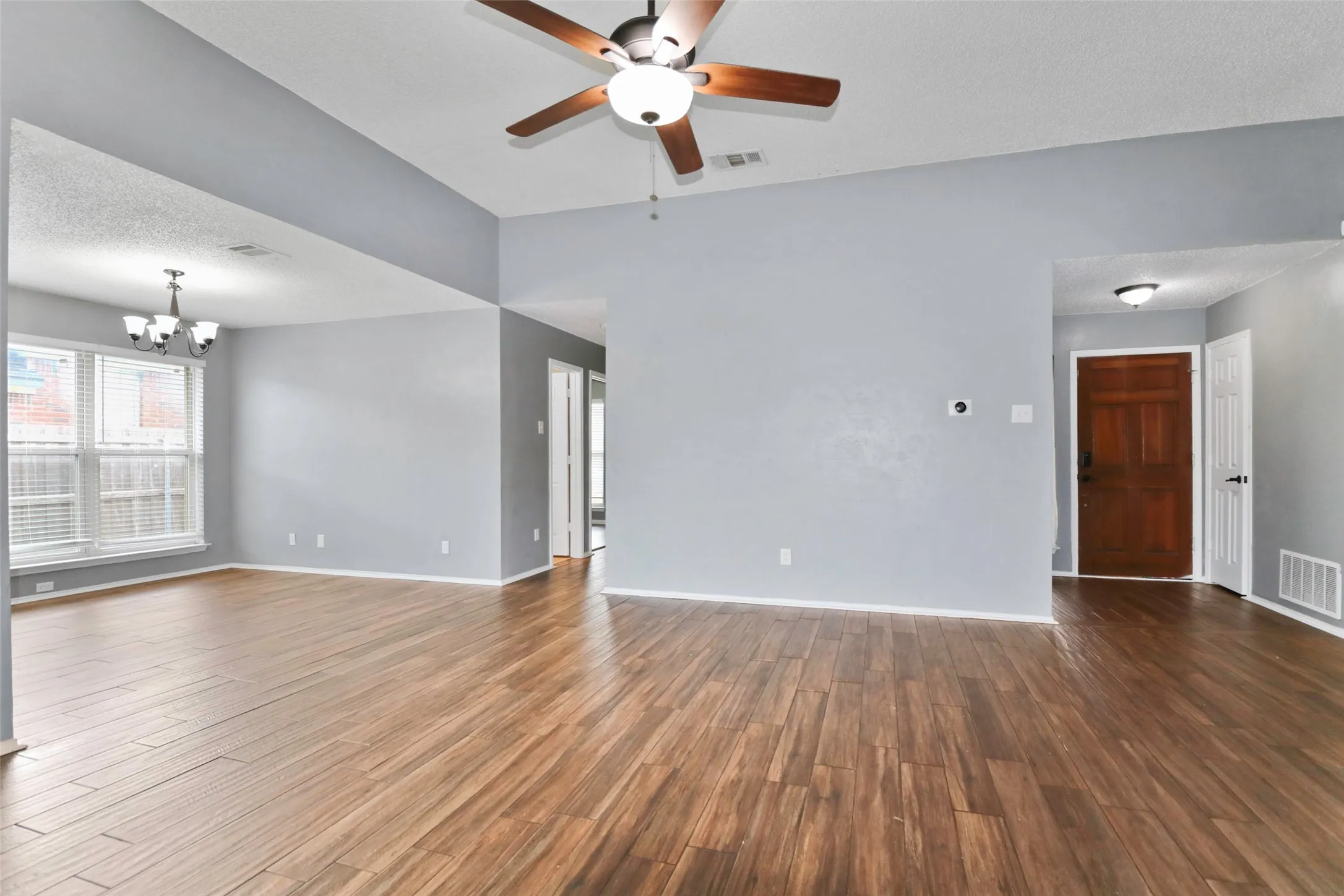 Single Family Residence For Sale in Dallas County , 920 Micarta Drive, Mesquite, Texas 75181, 3 Bedroom, 2 Bathroom, 2 Garage spaces, 1,649 Sqft, built in 1987, Preowned, mls#21205922, Real Estate Agent in Mesquite, Homes For Sale in Dallas county, Homes For Sale in Mesquite, Realtor in Mesquite Texas, Real Estate Brokerage Independent Realty Texas, Luminita Cordes Realtor
