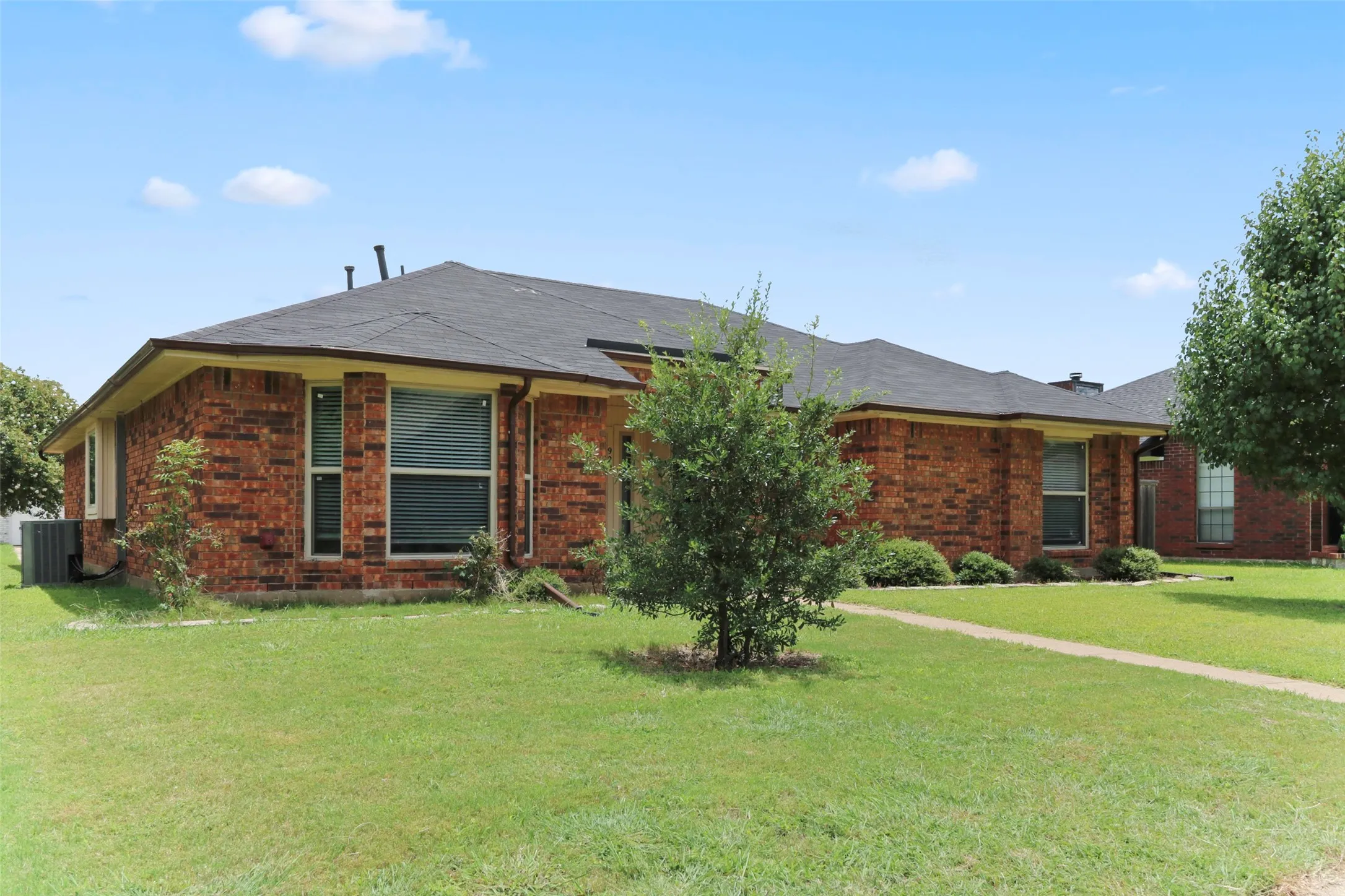 Single Family Residence For Sale in Dallas County , 920 Micarta Drive, Mesquite, Texas 75181, 3 Bedroom, 2 Bathroom, 2 Garage spaces, 1,649 Sqft, built in 1987, Preowned, mls#21205922, Real Estate Agent in Mesquite, Homes For Sale in Dallas county, Homes For Sale in Mesquite, Realtor in Mesquite Texas, Real Estate Brokerage Independent Realty Texas, Luminita Cordes Realtor
