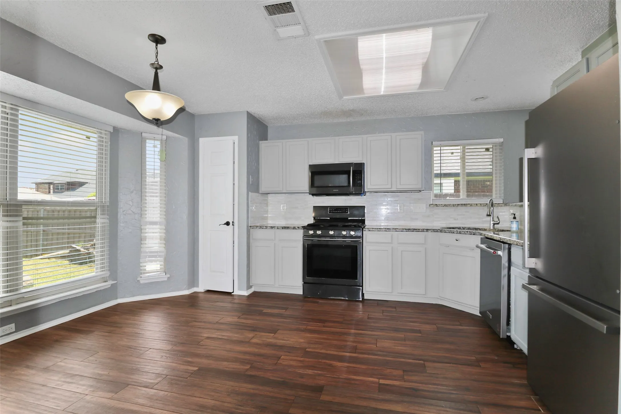 Single Family Residence For Sale in Dallas County , 920 Micarta Drive, Mesquite, Texas 75181, 3 Bedroom, 2 Bathroom, 2 Garage spaces, 1,649 Sqft, built in 1987, Preowned, mls#21205922, Real Estate Agent in Mesquite, Homes For Sale in Dallas county, Homes For Sale in Mesquite, Realtor in Mesquite Texas, Real Estate Brokerage Independent Realty Texas, Luminita Cordes Realtor