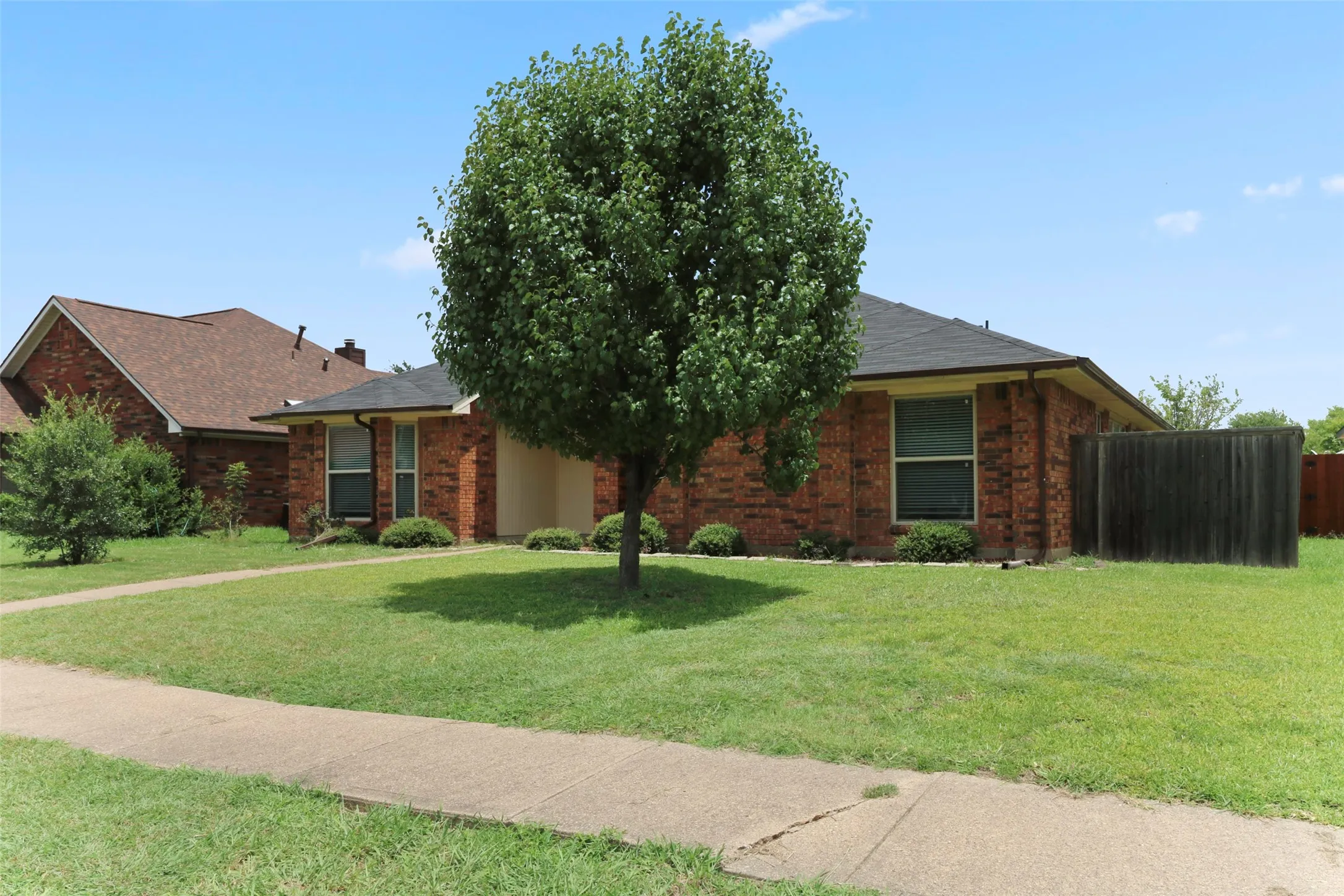 Single Family Residence For Sale in Dallas County , 920 Micarta Drive, Mesquite, Texas 75181, 3 Bedroom, 2 Bathroom, 2 Garage spaces, 1,649 Sqft, built in 1987, Preowned, mls#21205922, Real Estate Agent in Mesquite, Homes For Sale in Dallas county, Homes For Sale in Mesquite, Realtor in Mesquite Texas, Real Estate Brokerage Independent Realty Texas, Luminita Cordes Realtor