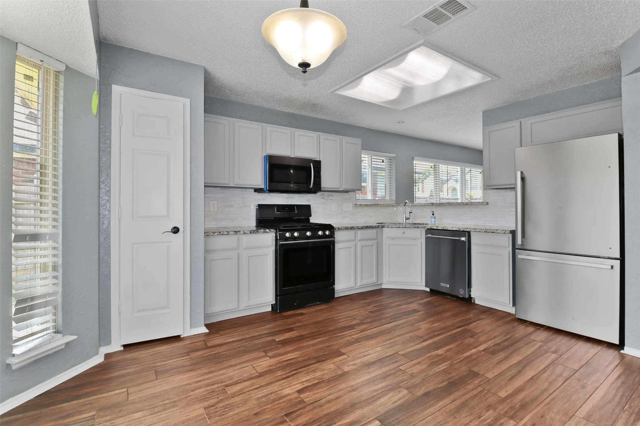 Single Family Residence For Sale in Dallas County , 920 Micarta Drive, Mesquite, Texas 75181, 3 Bedroom, 2 Bathroom, 2 Garage spaces, 1,649 Sqft, built in 1987, Preowned, mls#21205922, Real Estate Agent in Mesquite, Homes For Sale in Dallas county, Homes For Sale in Mesquite, Realtor in Mesquite Texas, Real Estate Brokerage Independent Realty Texas, Luminita Cordes Realtor