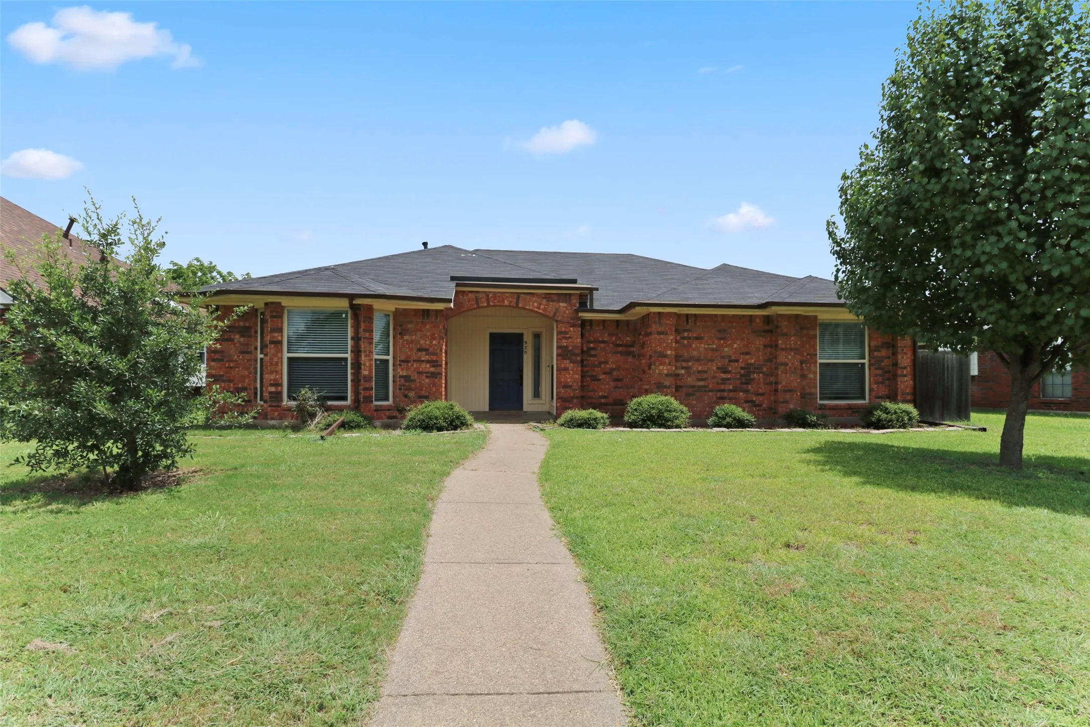 Single Family Residence For Sale in Dallas County , 920 Micarta Drive, Mesquite, Texas 75181, 3 Bedroom, 2 Bathroom, 2 Garage spaces, 1,649 Sqft, built in 1987, Preowned, mls#21205922, Real Estate Agent in Mesquite, Homes For Sale in Dallas county, Homes For Sale in Mesquite, Realtor in Mesquite Texas, Real Estate Brokerage Independent Realty Texas, Luminita Cordes Realtor
