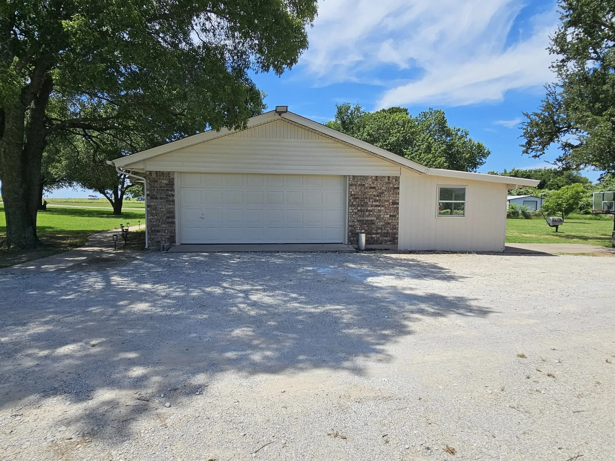 Single Family Residence For Sale in Wise County , 4170 S Fm 51, Decatur, Texas 76234, 3 Bedroom, 2 Bathroom, 2 Garage spaces, 2,010 Sqft, built in 1980, mls#21205963, Real Estate Agent in Decatur, Homes For Sale in Wise county, Homes For Sale in Decatur, Realtor in Decatur Texas, Real Estate Brokerage Independent Realty Texas, Luminita Cordes Realtor