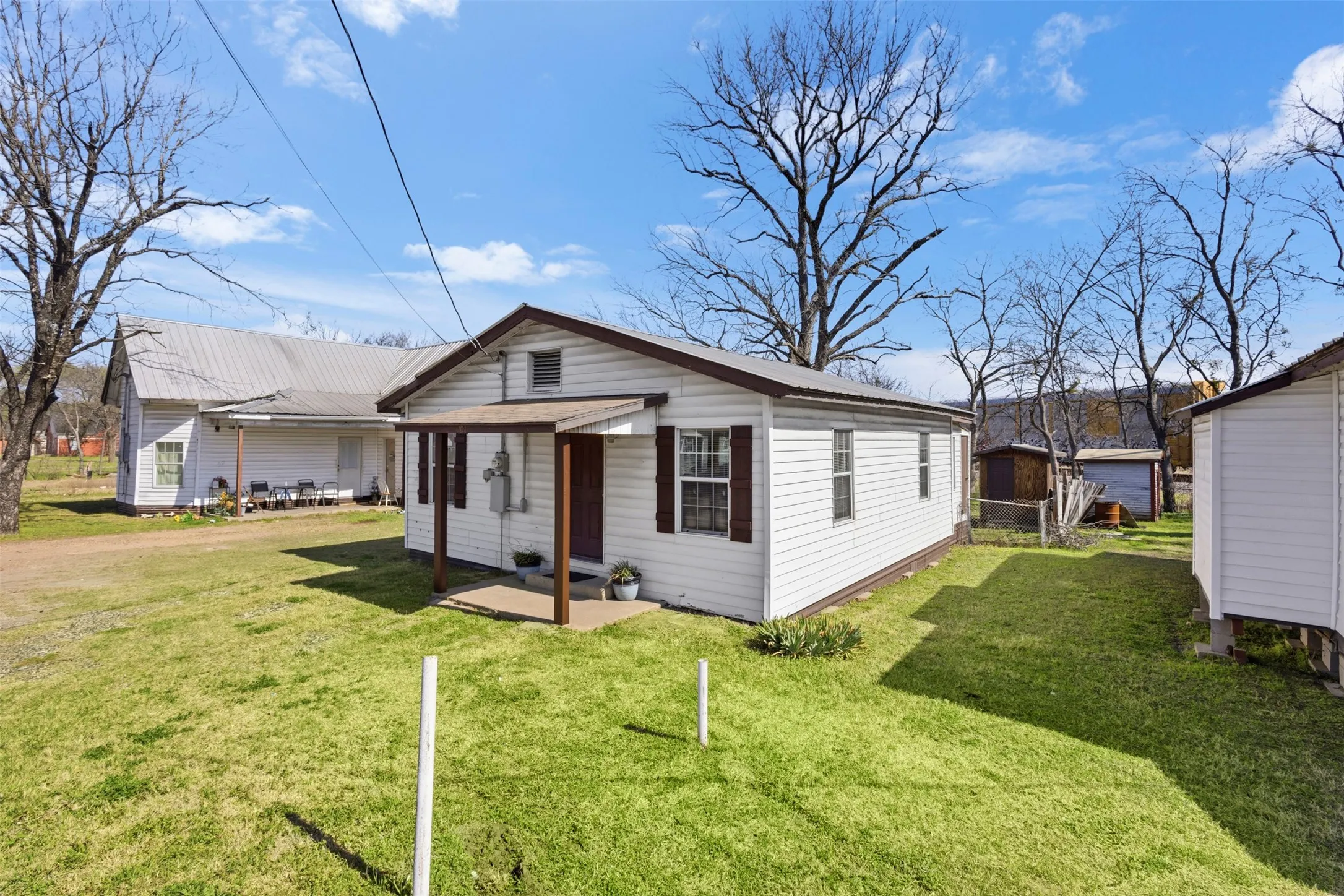 Single Family Residence For Sale in Navarro County , 1017 South 15th, Corsicana, Texas 75110, 2 Bedroom, 1 Bathroom, Garage spaces, 776 Sqft, built in 1950, Preowned, mls#21202178, Real Estate Agent in Corsicana, Homes For Sale in Navarro county, Homes For Sale in Corsicana, Realtor in Corsicana Texas, Real Estate Brokerage Independent Realty Texas, Luminita Cordes Realtor