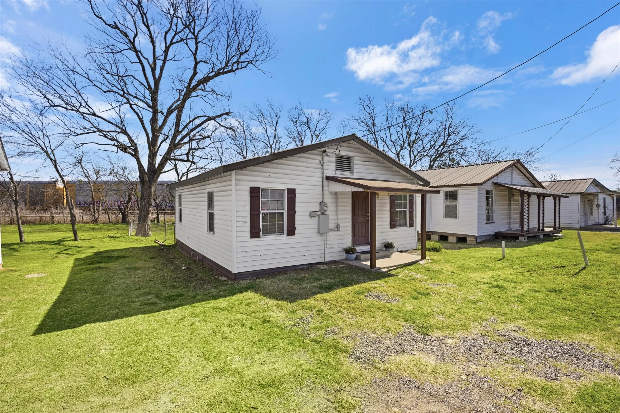 Single Family Residence For Sale in Navarro County , 1017 South 15th, Corsicana, Texas 75110, 2 Bedroom, 1 Bathroom, Garage spaces, 776 Sqft, built in 1950, Preowned, mls#21202178, Real Estate Agent in Corsicana, Homes For Sale in Navarro county, Homes For Sale in Corsicana, Realtor in Corsicana Texas, Real Estate Brokerage Independent Realty Texas, Luminita Cordes Realtor