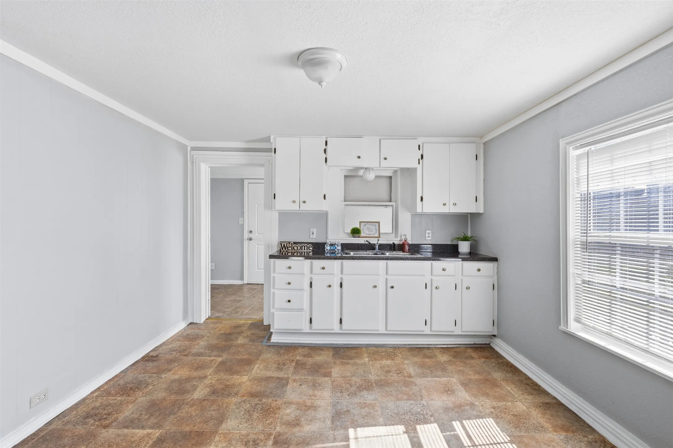 Single Family Residence For Sale in Navarro County , 1017 South 15th, Corsicana, Texas 75110, 2 Bedroom, 1 Bathroom, Garage spaces, 776 Sqft, built in 1950, Preowned, mls#21202178, Real Estate Agent in Corsicana, Homes For Sale in Navarro county, Homes For Sale in Corsicana, Realtor in Corsicana Texas, Real Estate Brokerage Independent Realty Texas, Luminita Cordes Realtor