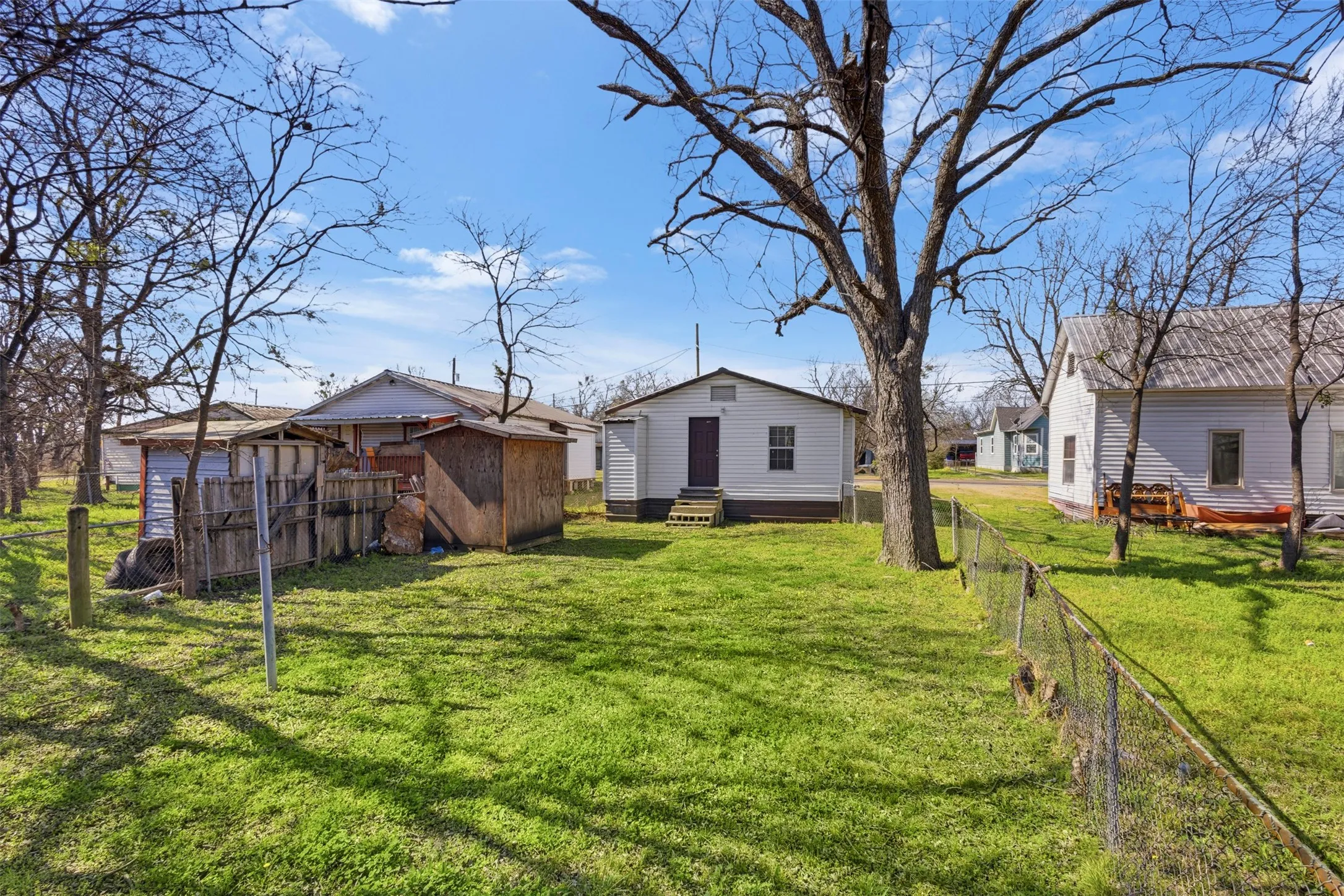 Single Family Residence For Sale in Navarro County , 1017 South 15th, Corsicana, Texas 75110, 2 Bedroom, 1 Bathroom, Garage spaces, 776 Sqft, built in 1950, Preowned, mls#21202178, Real Estate Agent in Corsicana, Homes For Sale in Navarro county, Homes For Sale in Corsicana, Realtor in Corsicana Texas, Real Estate Brokerage Independent Realty Texas, Luminita Cordes Realtor