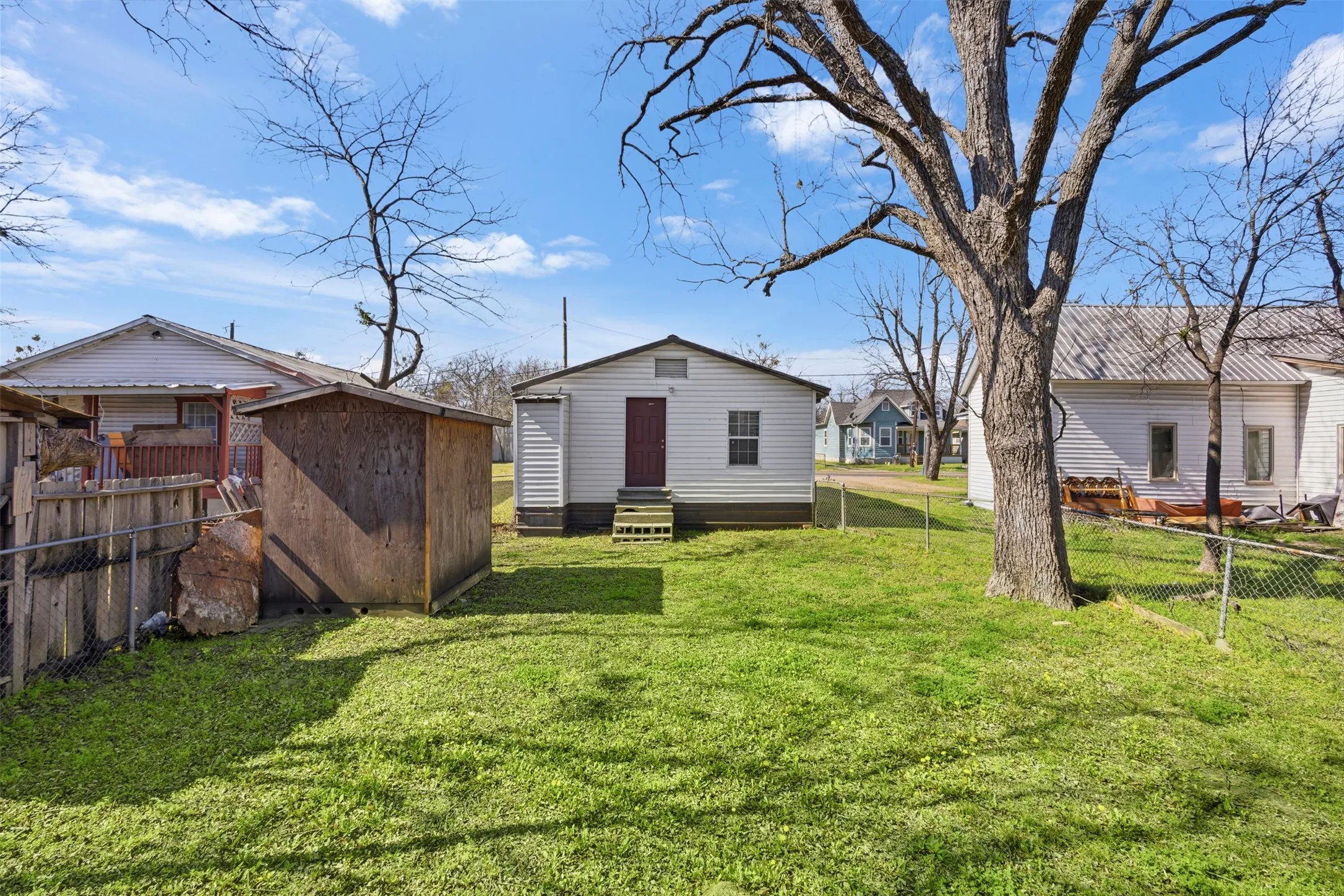Single Family Residence For Sale in Navarro County , 1017 South 15th, Corsicana, Texas 75110, 2 Bedroom, 1 Bathroom, Garage spaces, 776 Sqft, built in 1950, Preowned, mls#21202178, Real Estate Agent in Corsicana, Homes For Sale in Navarro county, Homes For Sale in Corsicana, Realtor in Corsicana Texas, Real Estate Brokerage Independent Realty Texas, Luminita Cordes Realtor