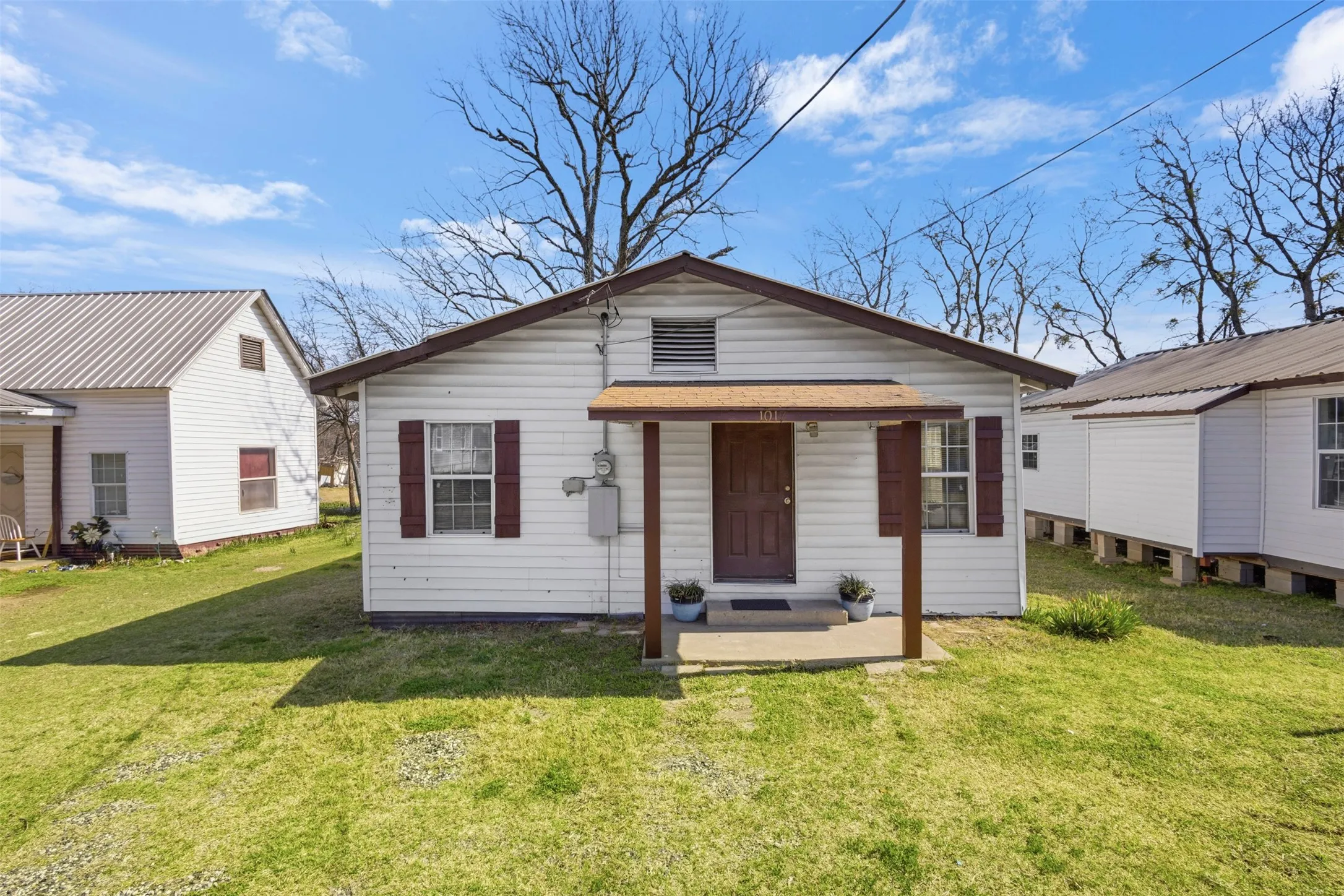Single Family Residence For Sale in Navarro County , 1017 South 15th, Corsicana, Texas 75110, 2 Bedroom, 1 Bathroom, Garage spaces, 776 Sqft, built in 1950, Preowned, mls#21202178, Real Estate Agent in Corsicana, Homes For Sale in Navarro county, Homes For Sale in Corsicana, Realtor in Corsicana Texas, Real Estate Brokerage Independent Realty Texas, Luminita Cordes Realtor