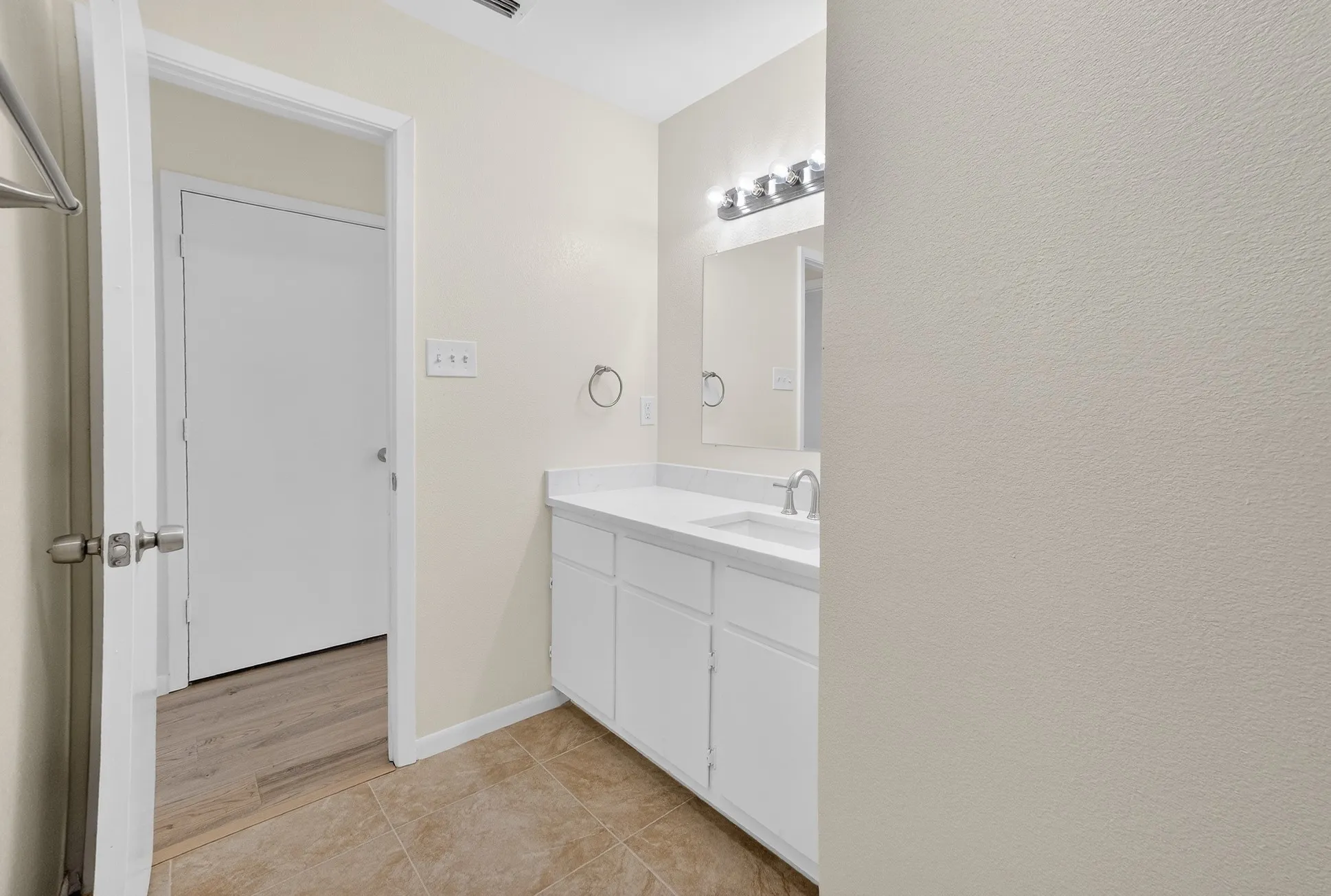 Duplex For Sale in Tarrant County , 2971 Loving Avenue, Fort Worth, Texas 76106, 5 Bedrooms, 3 Bathrooms, Garage spaces, 0 Sqft, built in 2004, Preowned, Price $375,000, mls#21206096, Real Estate Agent in Fort Worth, Homes For Sale in Tarrant county, Homes For Sale in Fort Worth, Realtor in Fort Worth Texas, Real Estate Brokerage Independent Realty Texas, Luminita Cordes Realtor